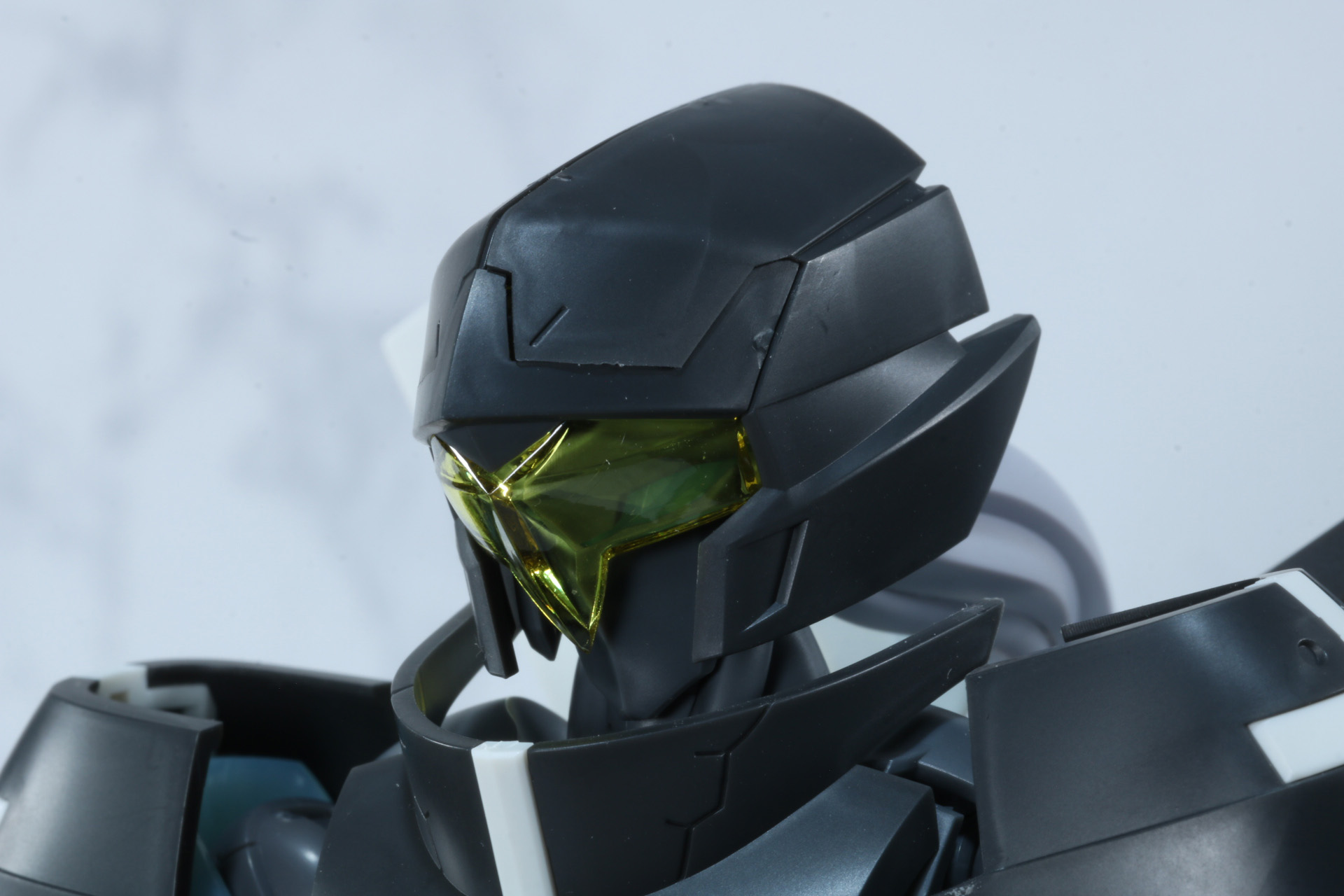 頭部アーマーのバイザーから目元が透けて見える