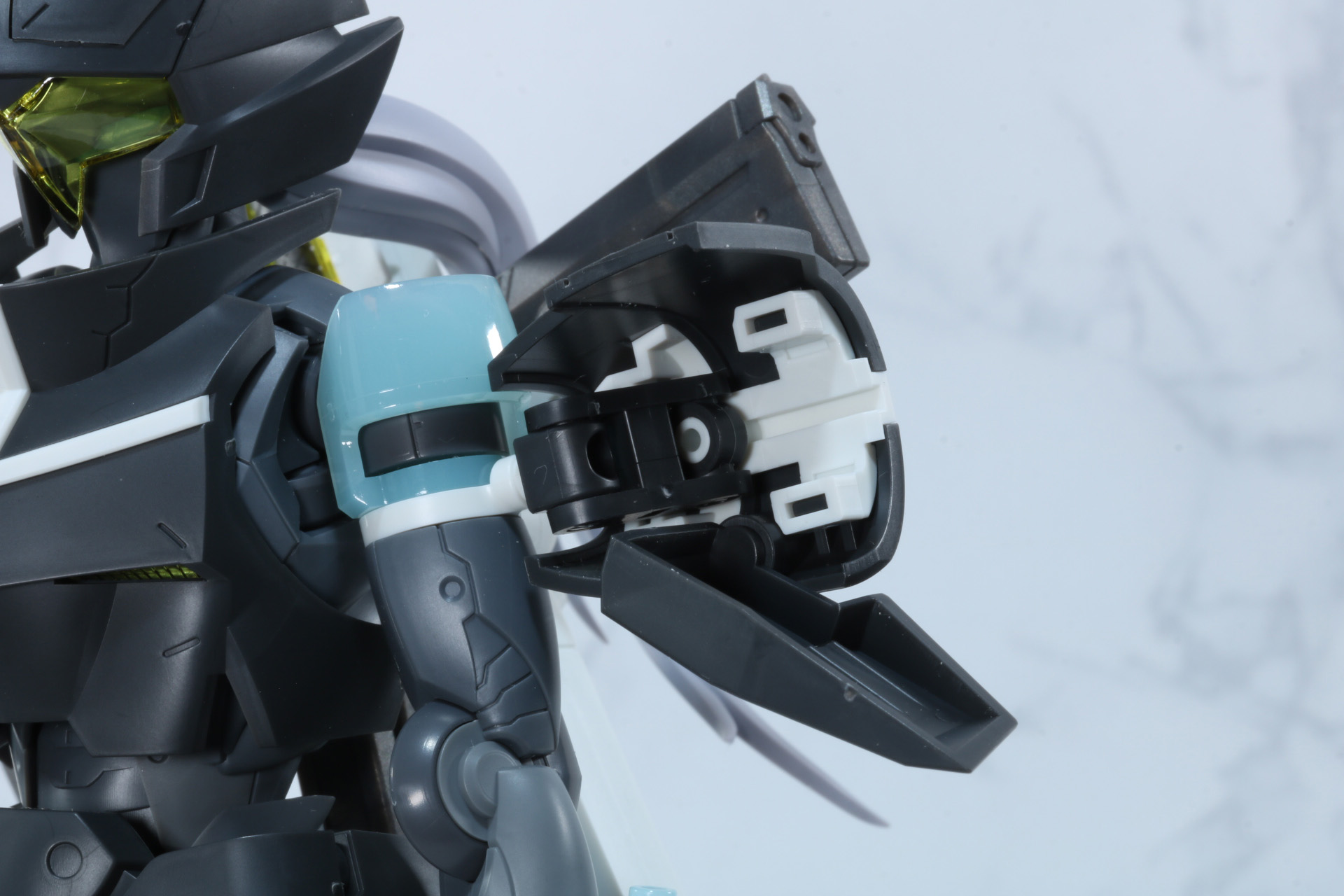 肩部アーマーの可動。二重関節のジョイントもあり、フレキシブルに位置調整できる