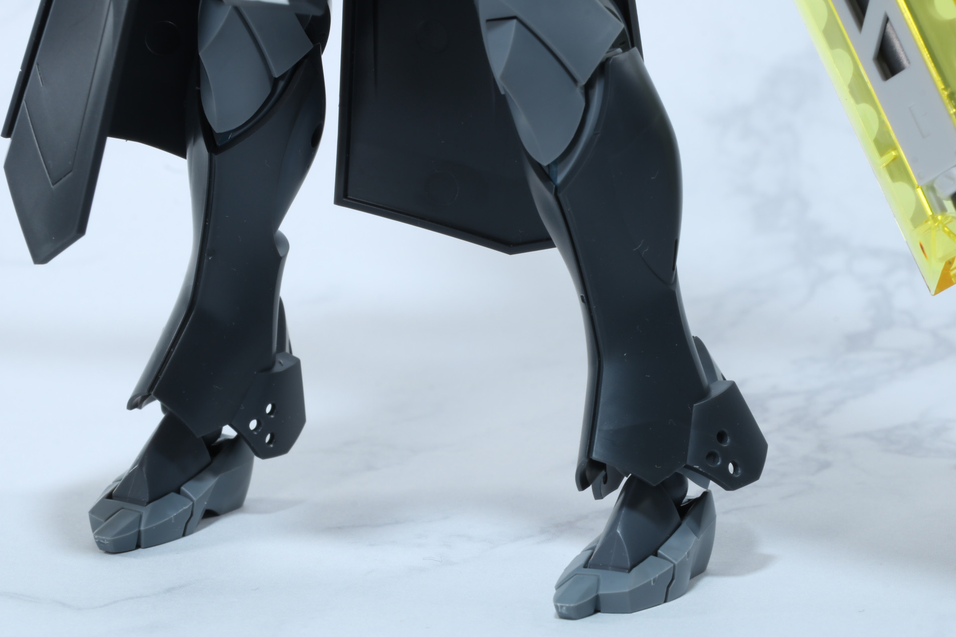 脚部にもアーマーが付き、肉厚な造形に変化している