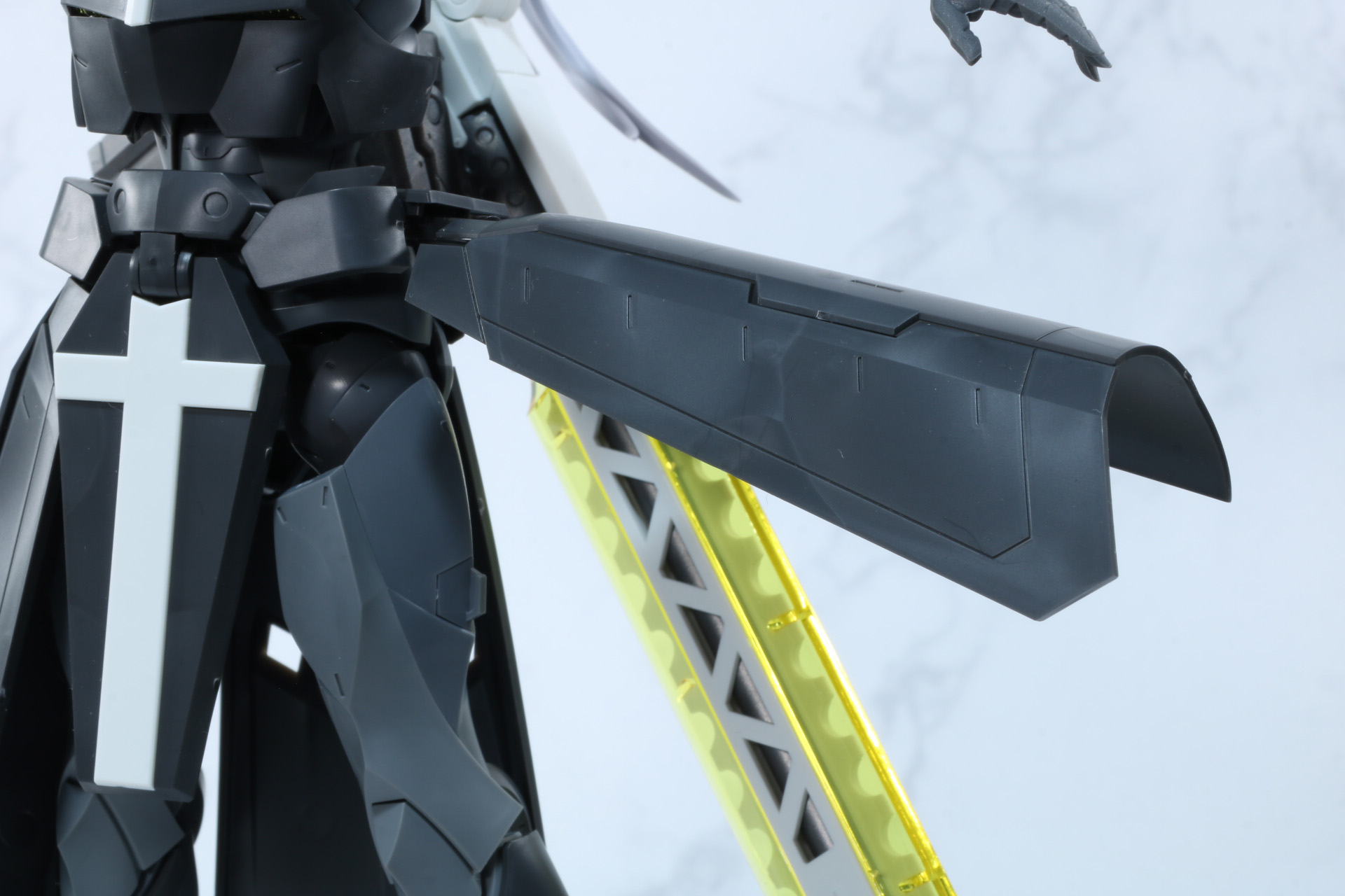 サイド・アーマーはさらに内側に折りたたむ可動も仕込まれている