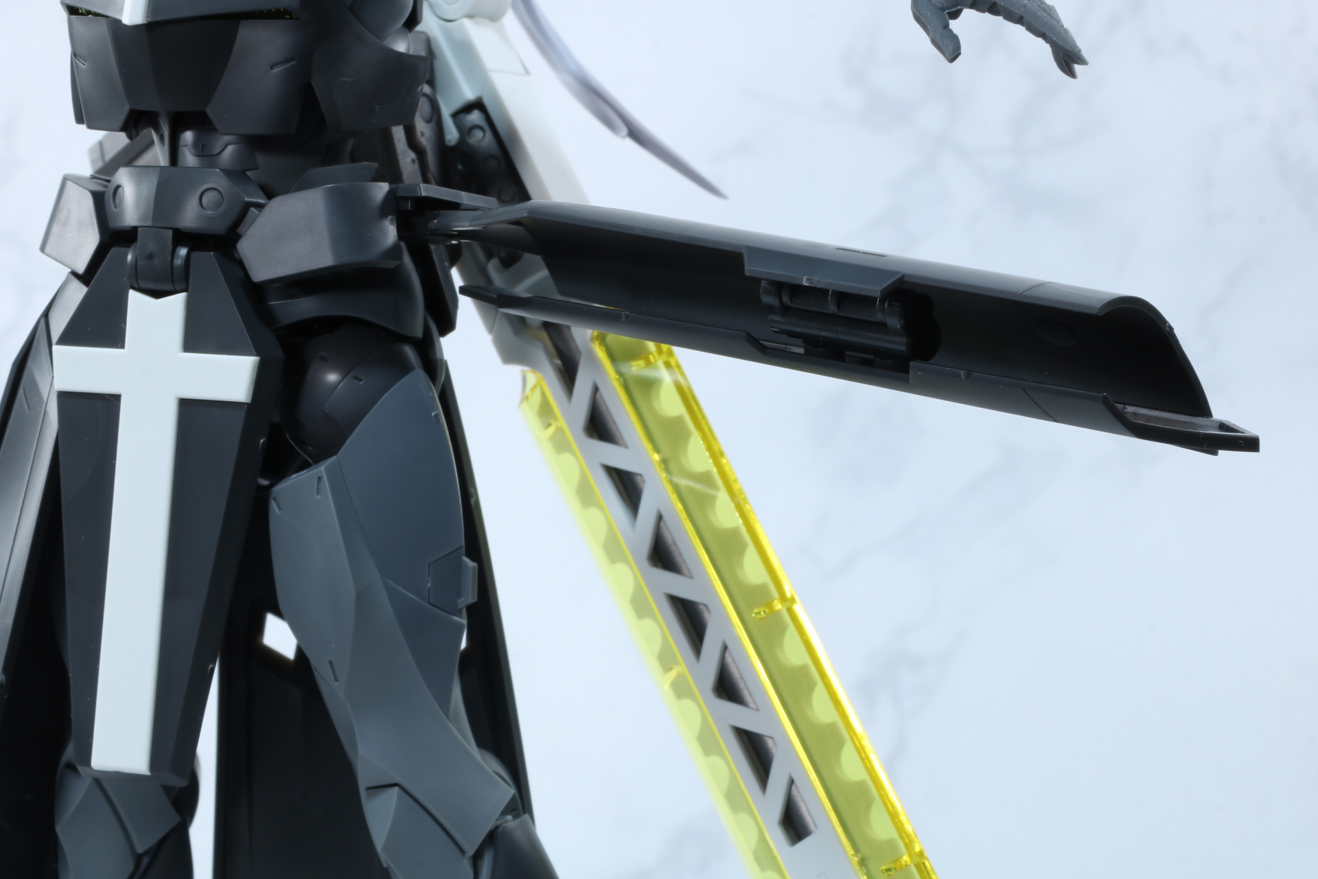 サイド・アーマーはさらに内側に折りたたむ可動も仕込まれている