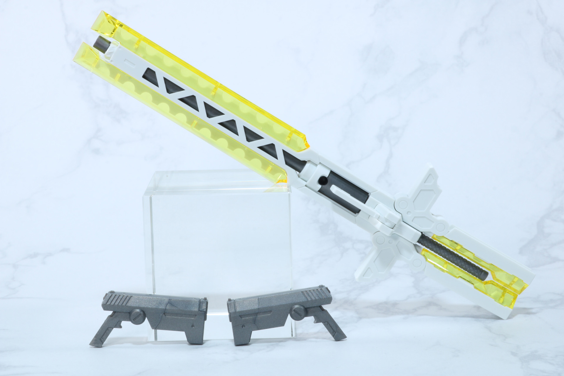 サイドパーツは2丁のハンドガンに