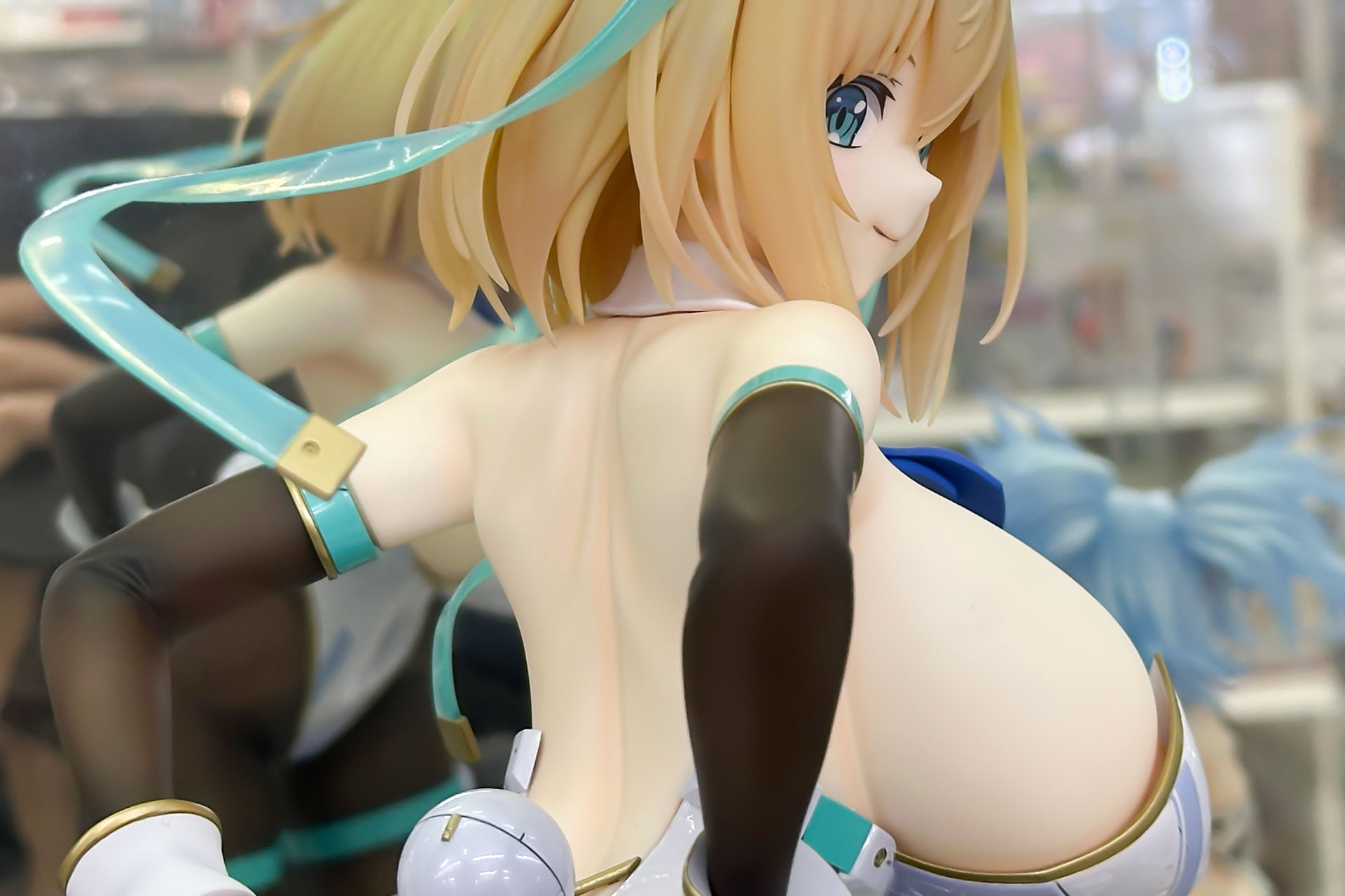 大きく開いた背中も美しい
