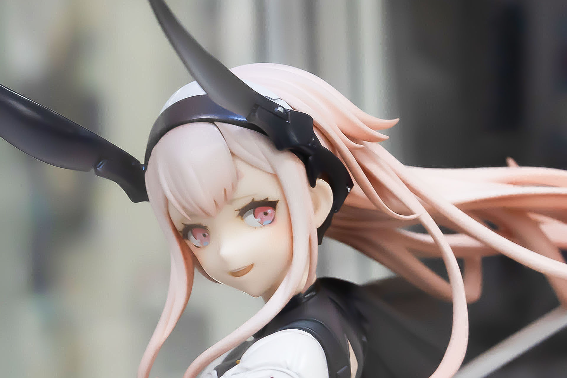 アーマーのような大きなウサギの耳を付けている