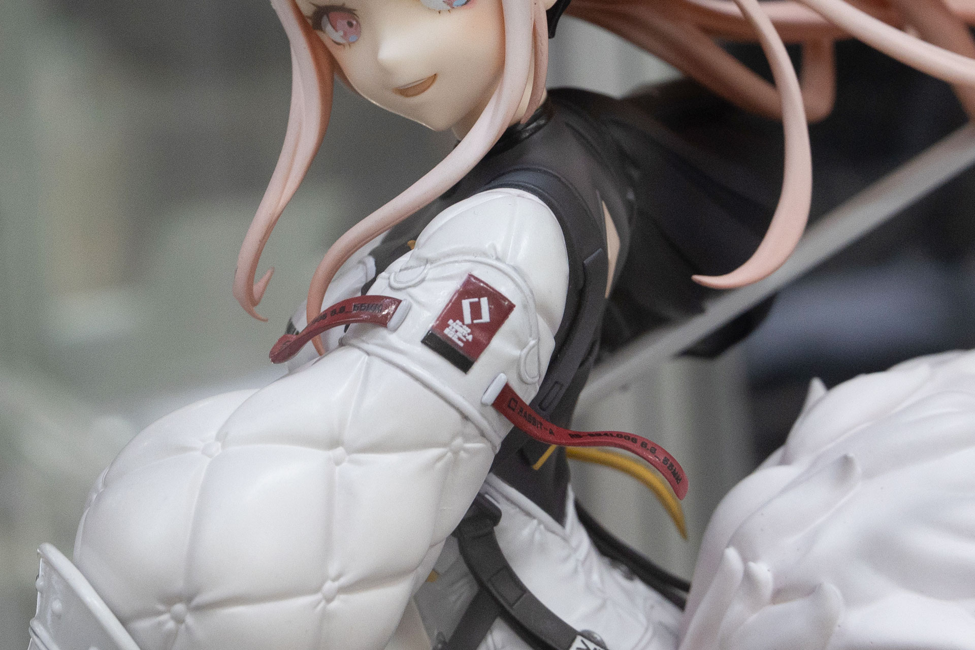 腕にはワッペンも付けられている