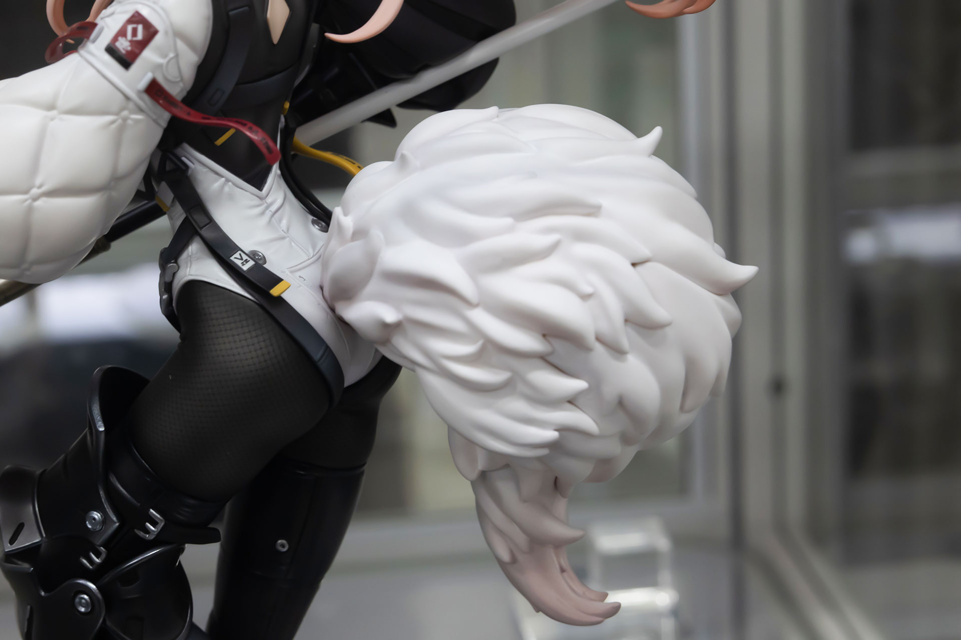 お尻にはかなり大きめの尻尾が付いている