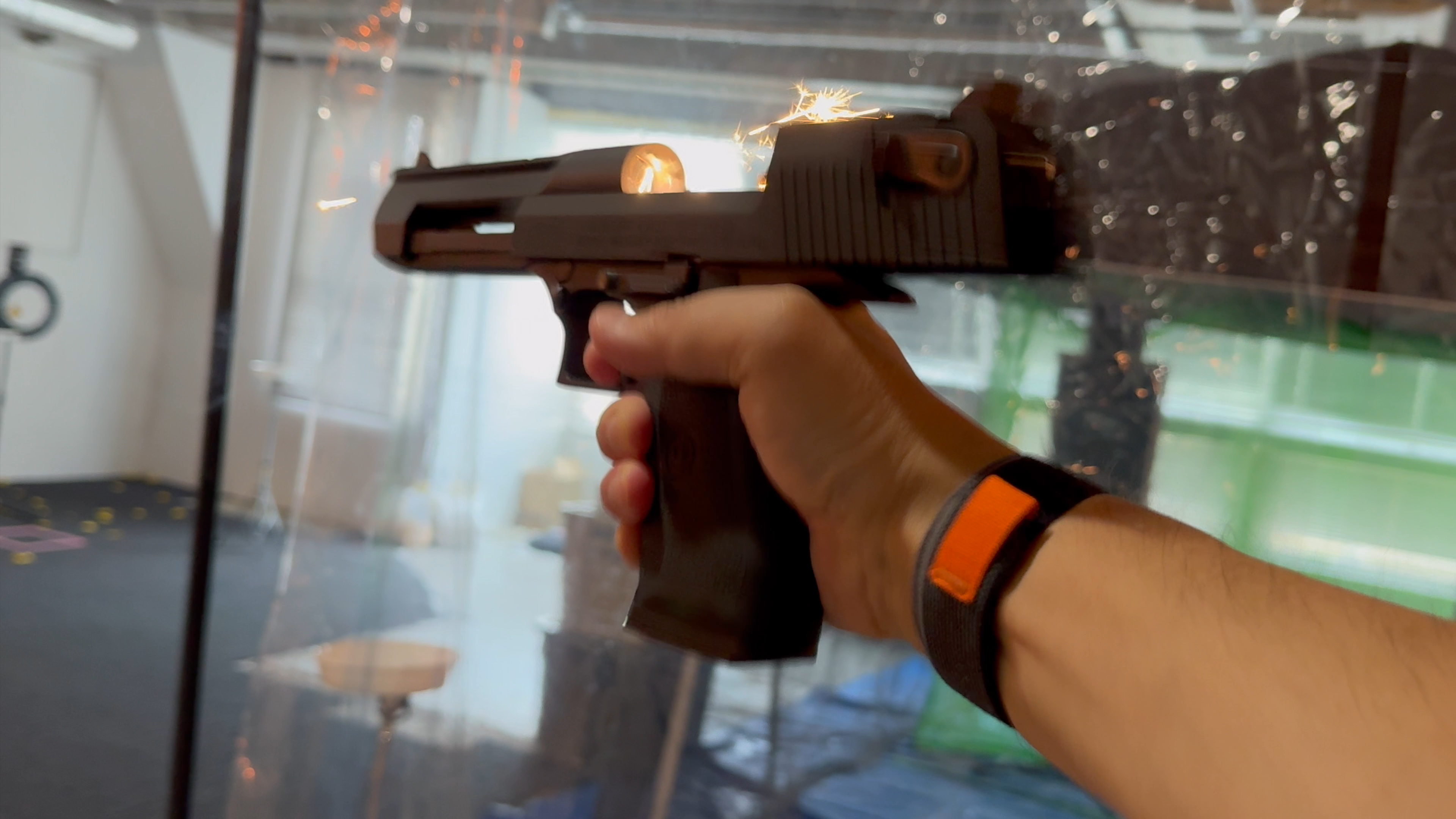 大型のスライドが動き、大口径のカートリッジが排莢される。この大迫力の作動シーンが目の前で展開する面白さこそが、モデルガンの楽しさだ