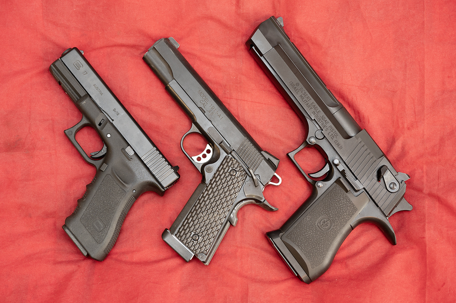 左から、グロック17、コルトガバメント、デザートイーグル。他の銃と並べることでその大きさがわかるだろう。