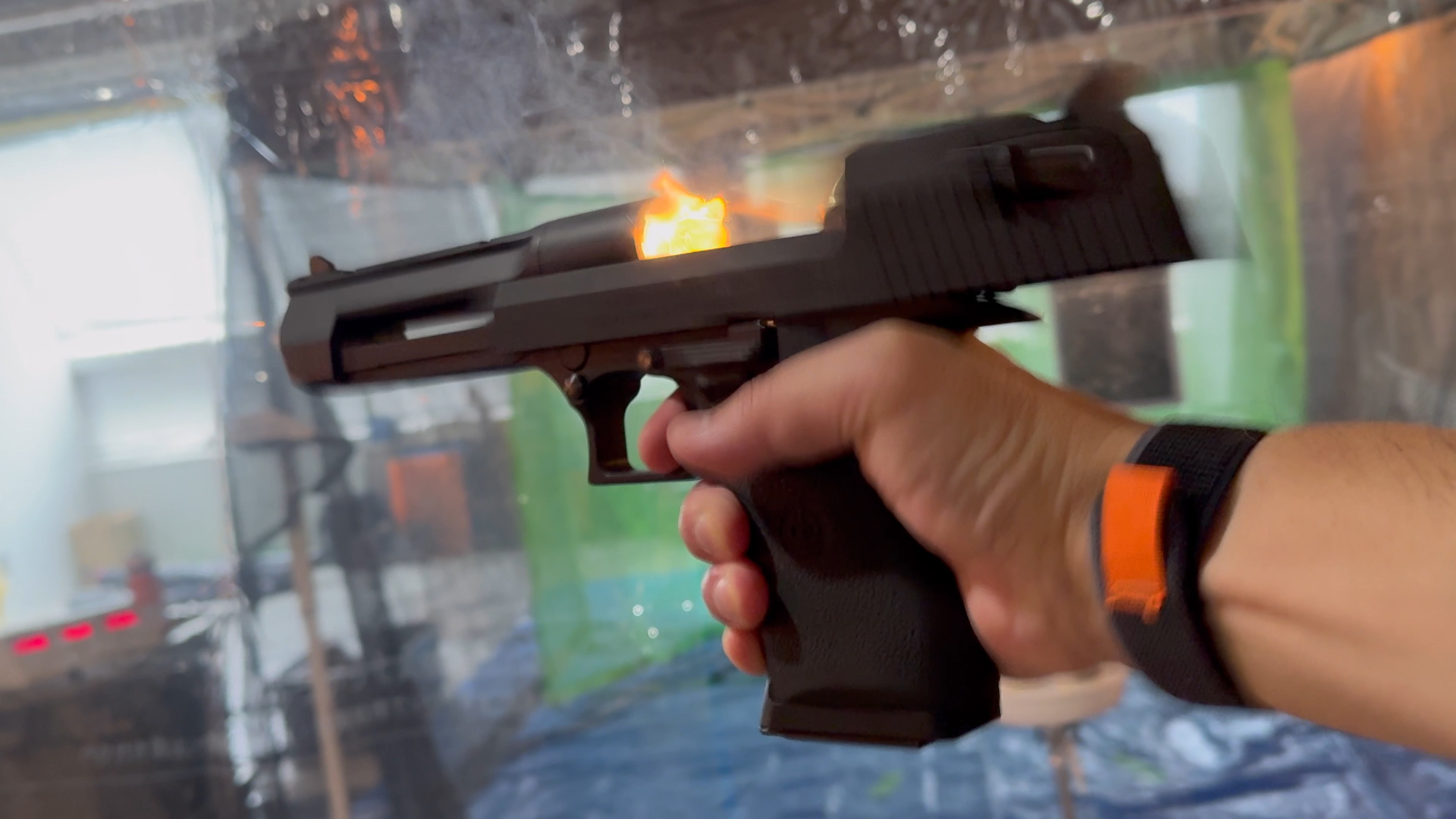 排莢口前方で炎が吹き出す。カートリッジ弾頭に火薬をセットするWキャップだからこその大迫力だ