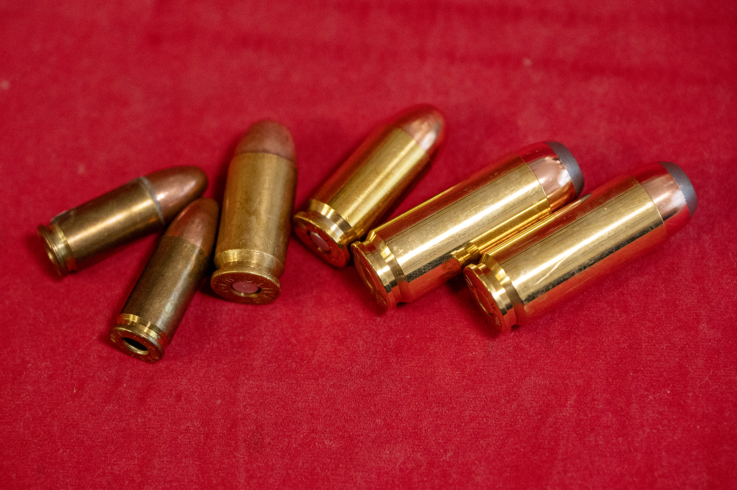 9mmパラベラム弾（左）、.45ACP弾（中央）、.50AE弾（右）の比較。45口径と比較しても大きさが際立つ