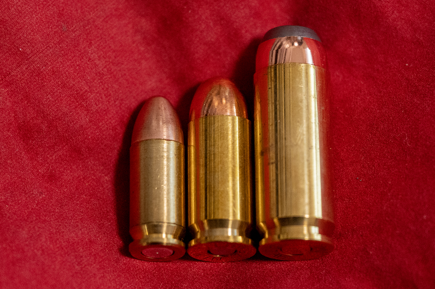  9mmパラベラム弾（左）、.45ACP弾（中央）、.50AE弾（右）の比較。弾頭口径はもちろん、ケース長も段違いだ。