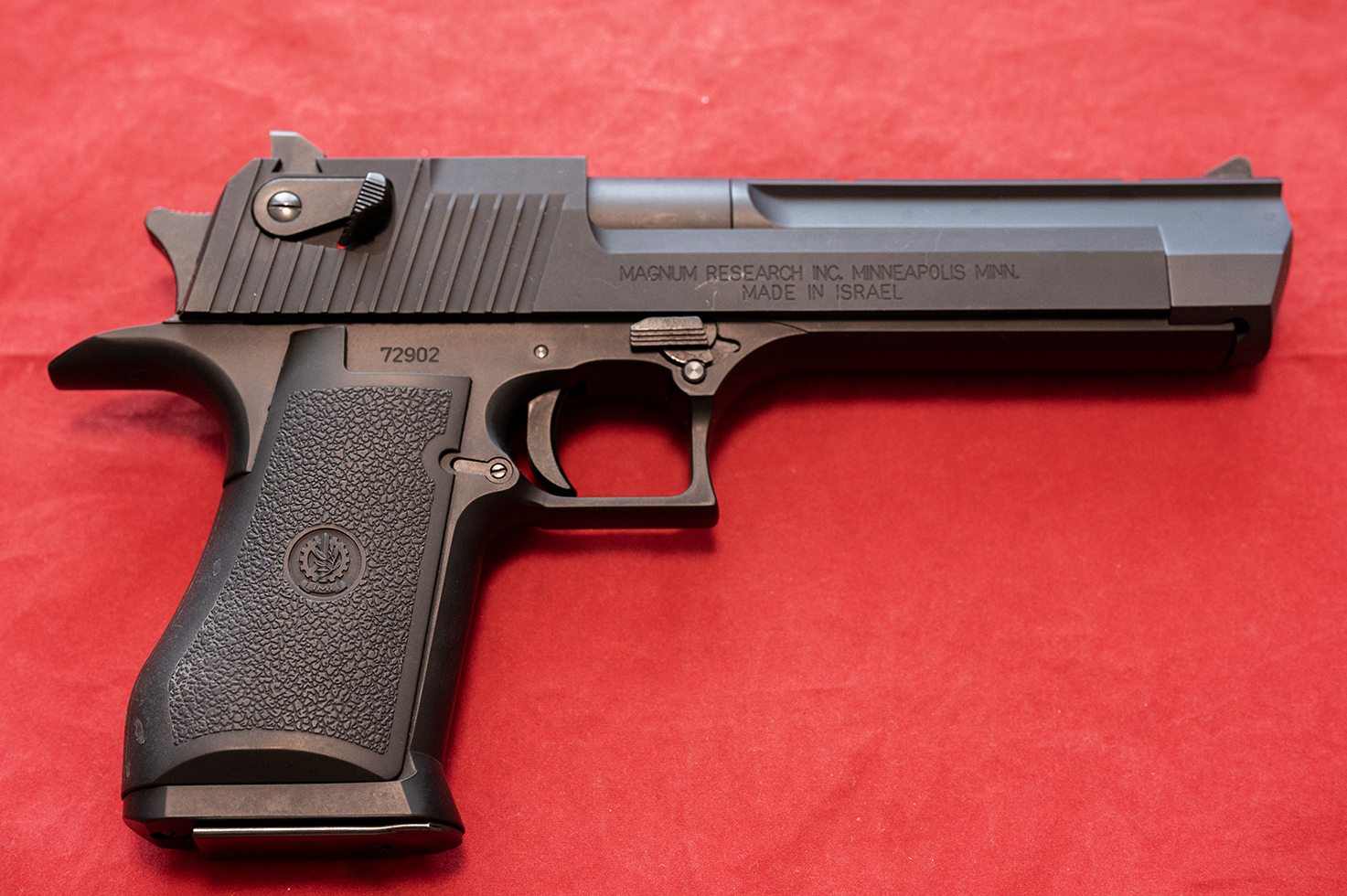 右側面にはマグナムリサーチ社、イスラエル製の刻印がある