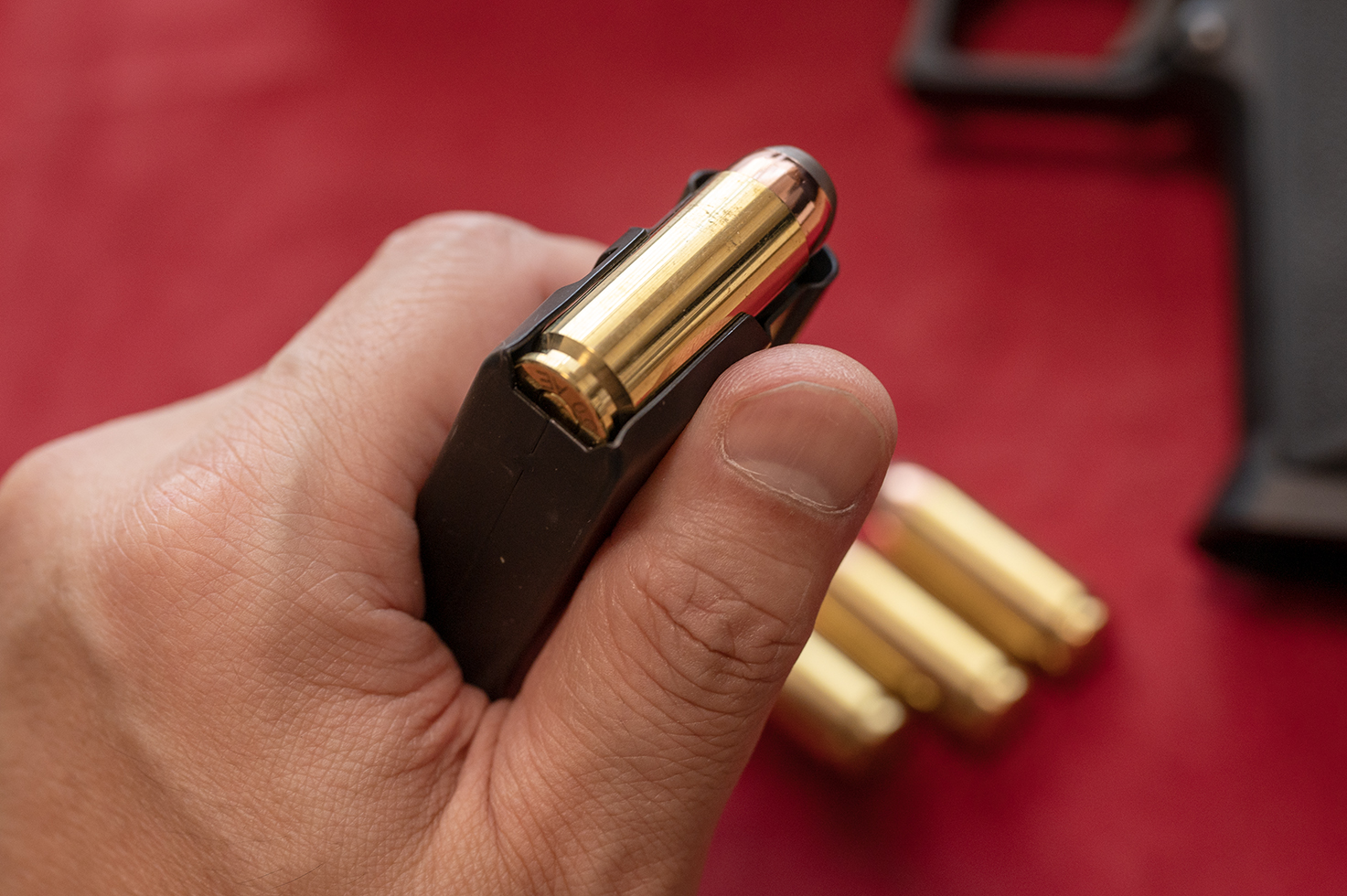 デザートイーグルのマガジンにダミーカートリッジをセットしてみた。.50AE弾の、その大きさに驚愕する。発火用のカートリッジも同サイズだ