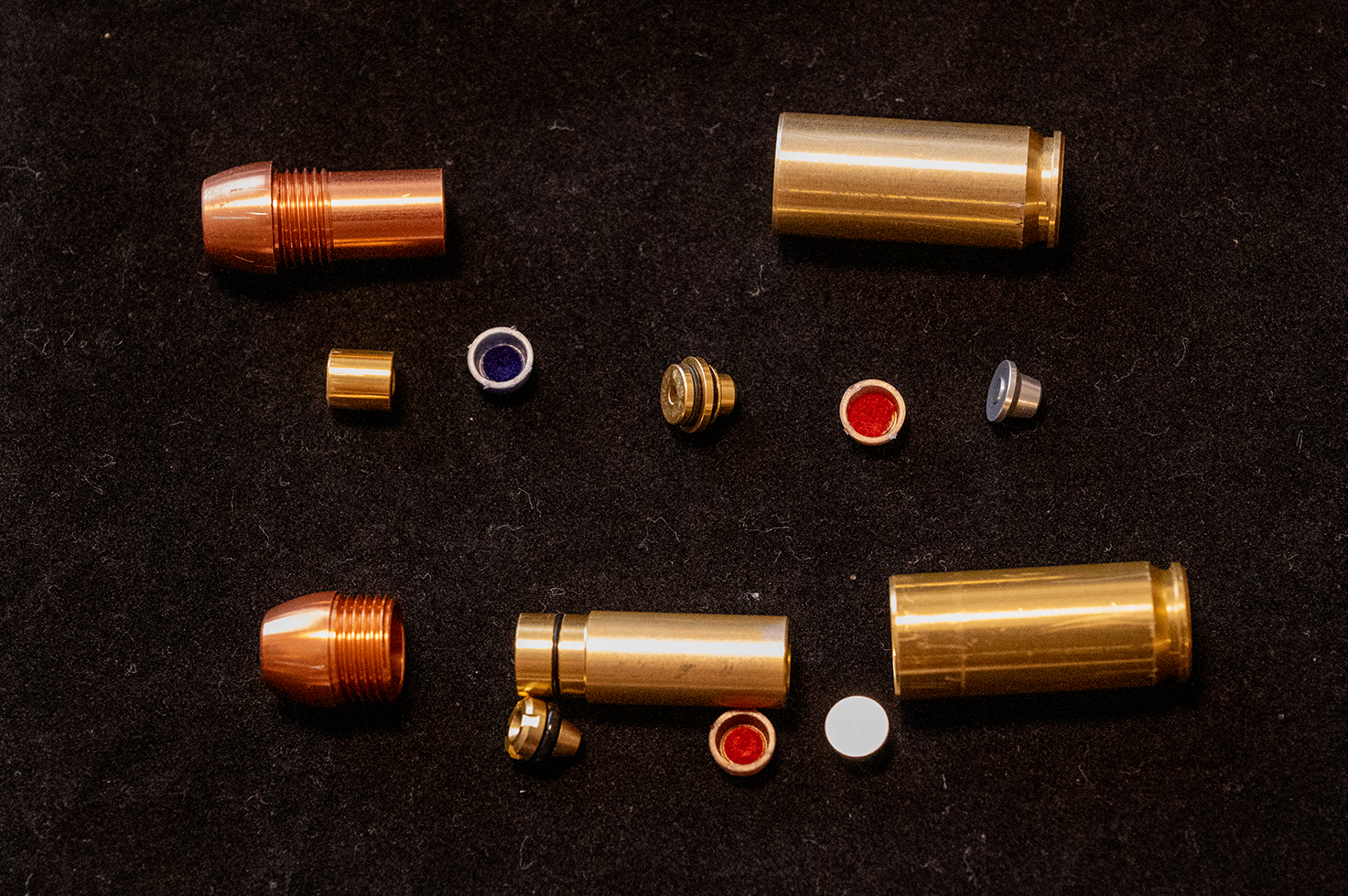 Wキャップカートリッジ（上）と、シングルキャップ（標準）カートリッジ（下）。シングルキャップカートリッジは、Evolution 2カートリッジそのままの構造だ