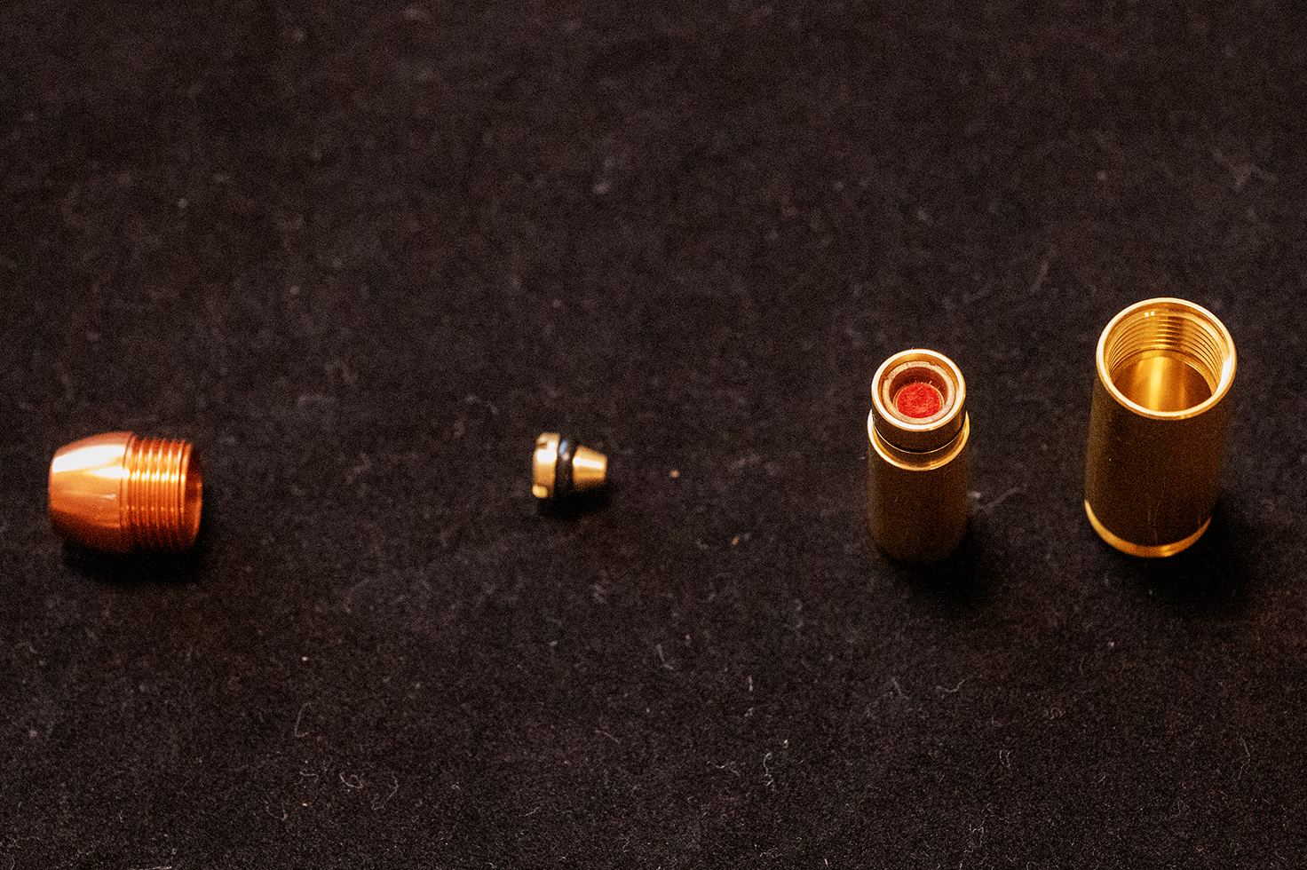 アンビル（プライマーの役割を果たすパーツ）をカートリッジのケースにセットし、スリーブ（筒状のインナー）に火薬をセットする。