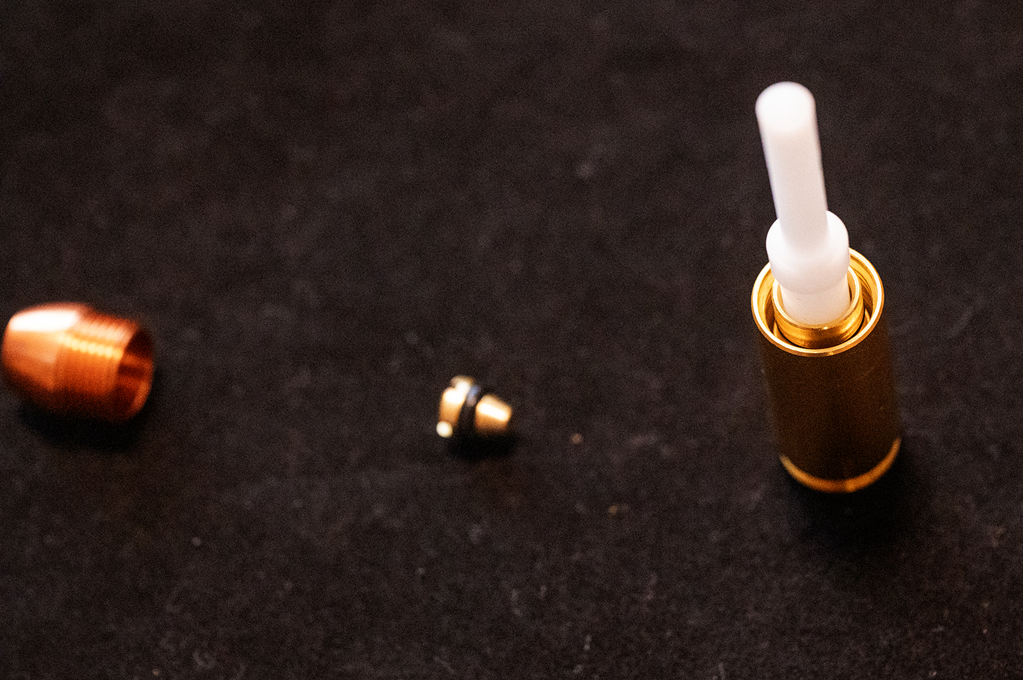 スリーブをケースに入れてキャップ火薬をローダーで最後まで押し込む。