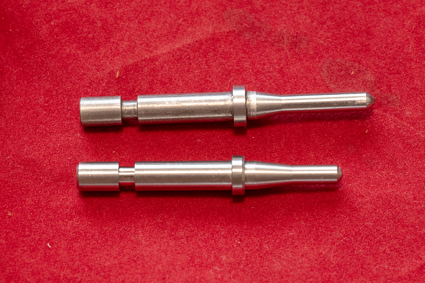 デザートイーグルのデトネーター（フロントファイヤリングピン）。標準タイプ（上）と、ダブルキャップ用（下）