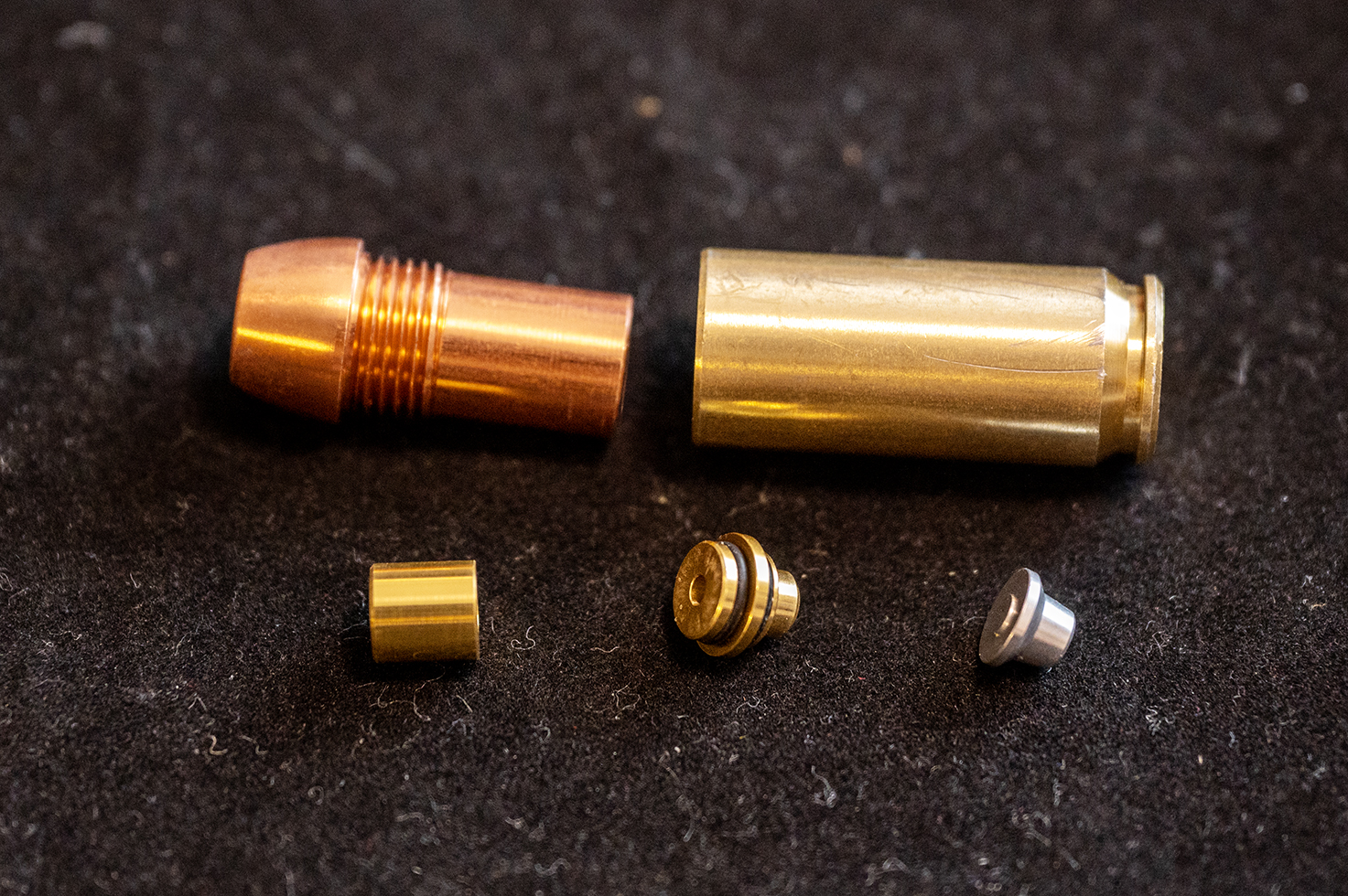 ダブルキャップカートリッジの構造。Oリングの付いたインナーパーツ。弾頭パーツの中に音と火花用の二個目のキャップ火薬を入れる