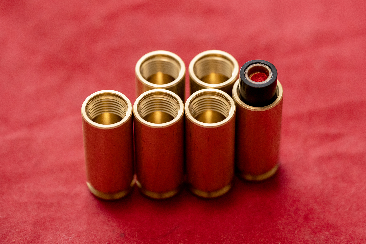 アダプターをケースにセットして、キャップ火薬をセット。ローダーで最後まで押し込む