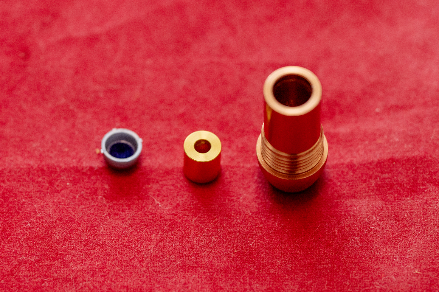 弾頭パーツにインナー（プラグA）をセットし、火花、音のためのキャップ火薬をセットする