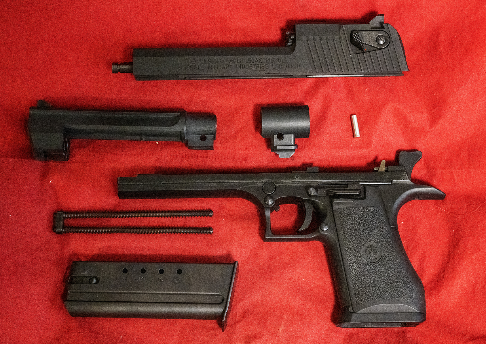 デザートイーグルの通常分解。基本はここまで分解するだけでOK