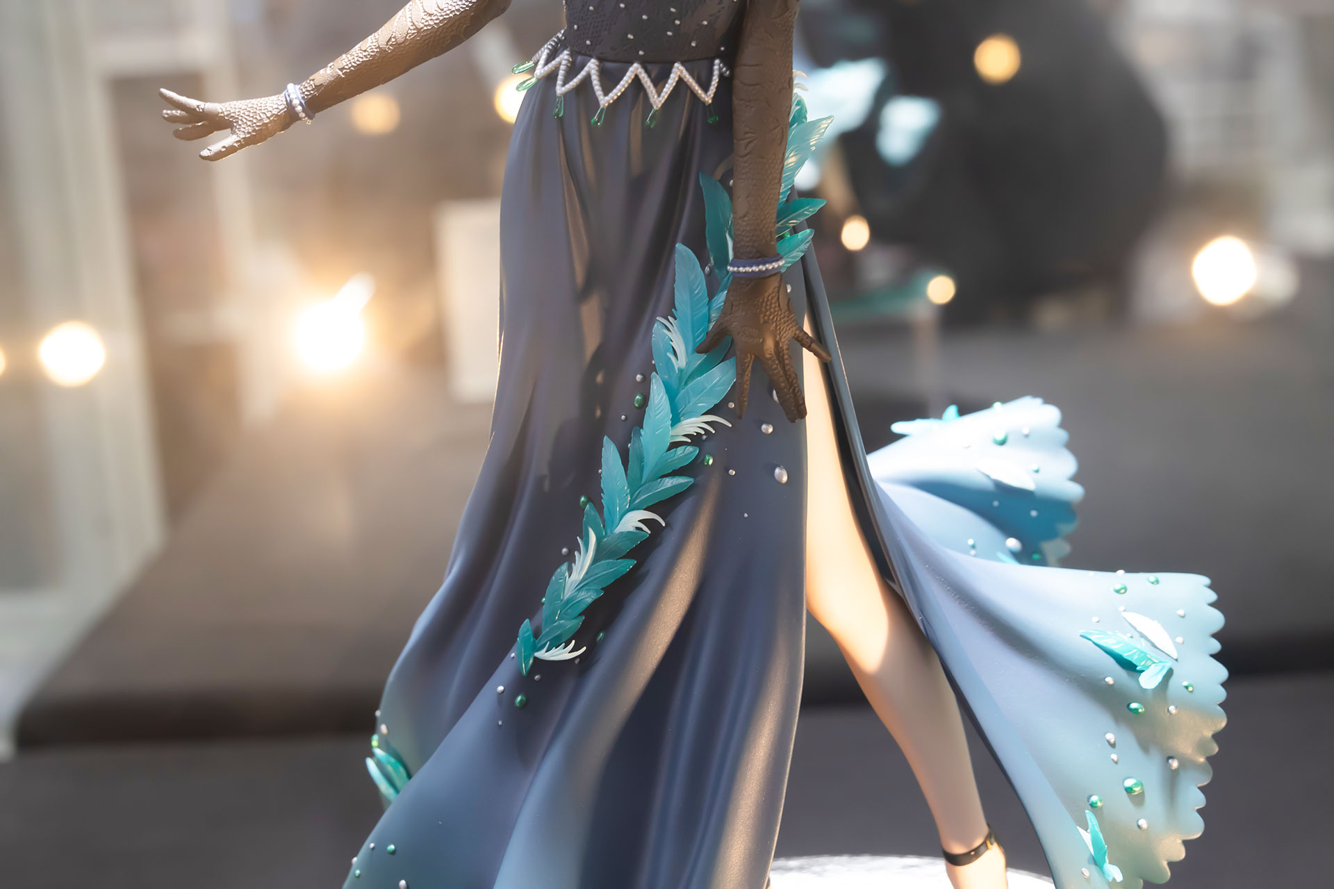 ドレスのスキマから白い脚が見える