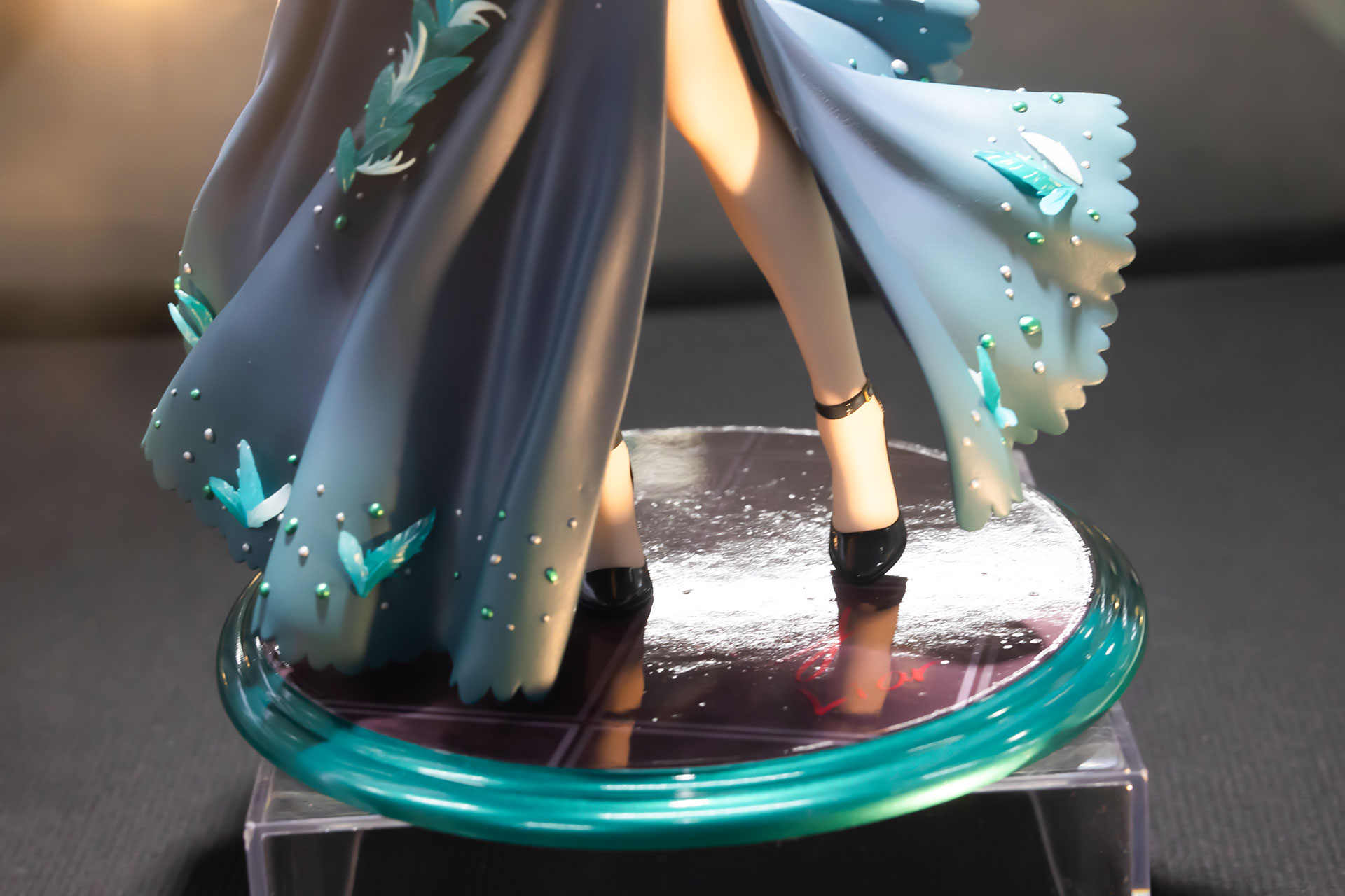 シンプルだが台座のデザインもフィギュアに合っている