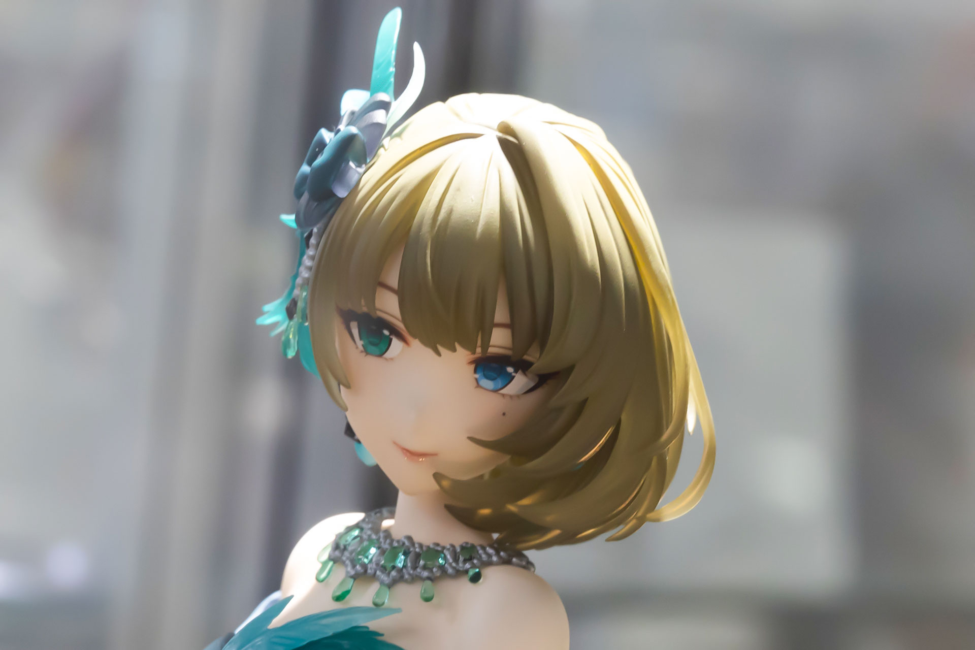 髪も若干透き通って見える