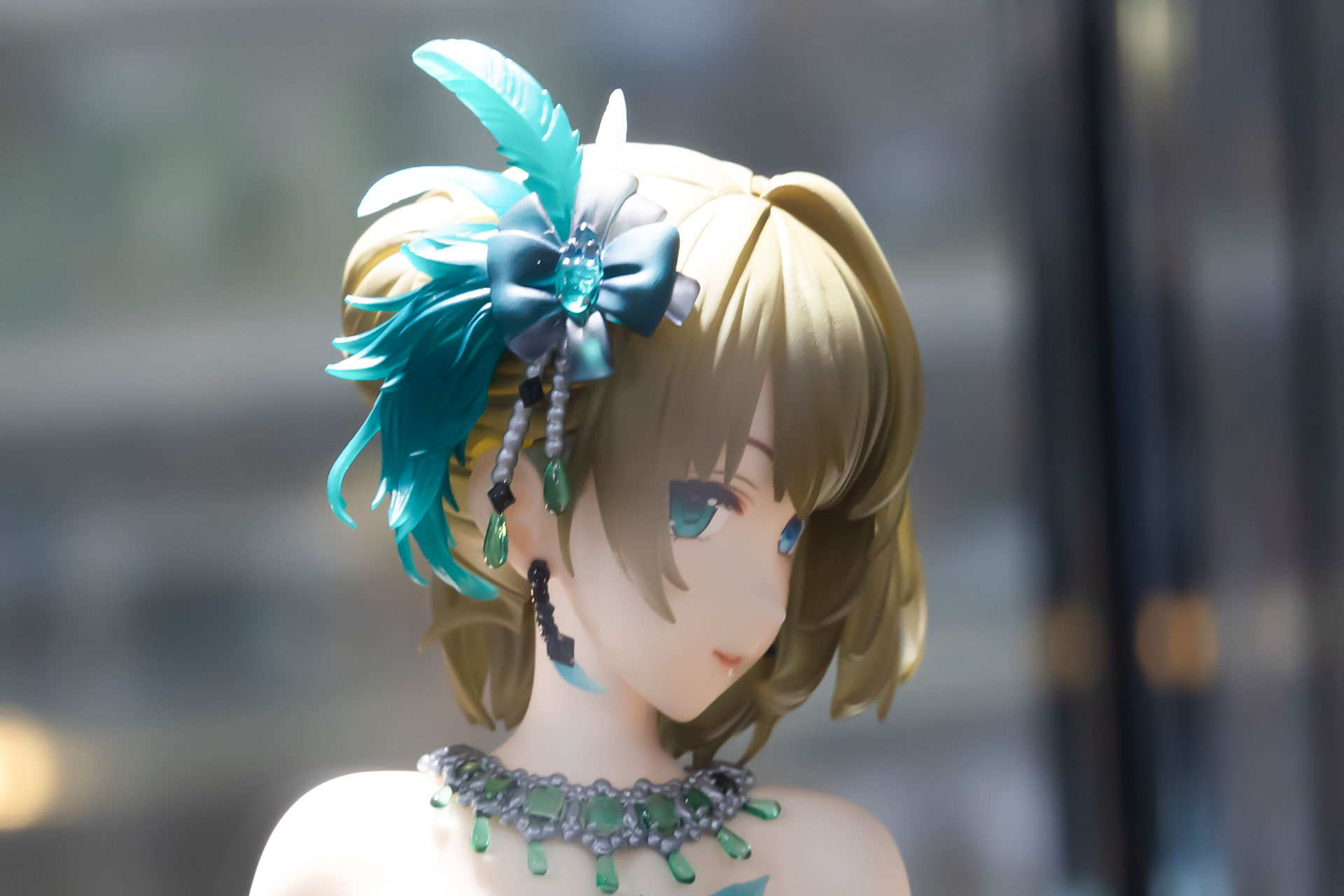 ドレスの装飾品や頭の髪飾りなど、あちらこちらにクリアパーツが採用されている