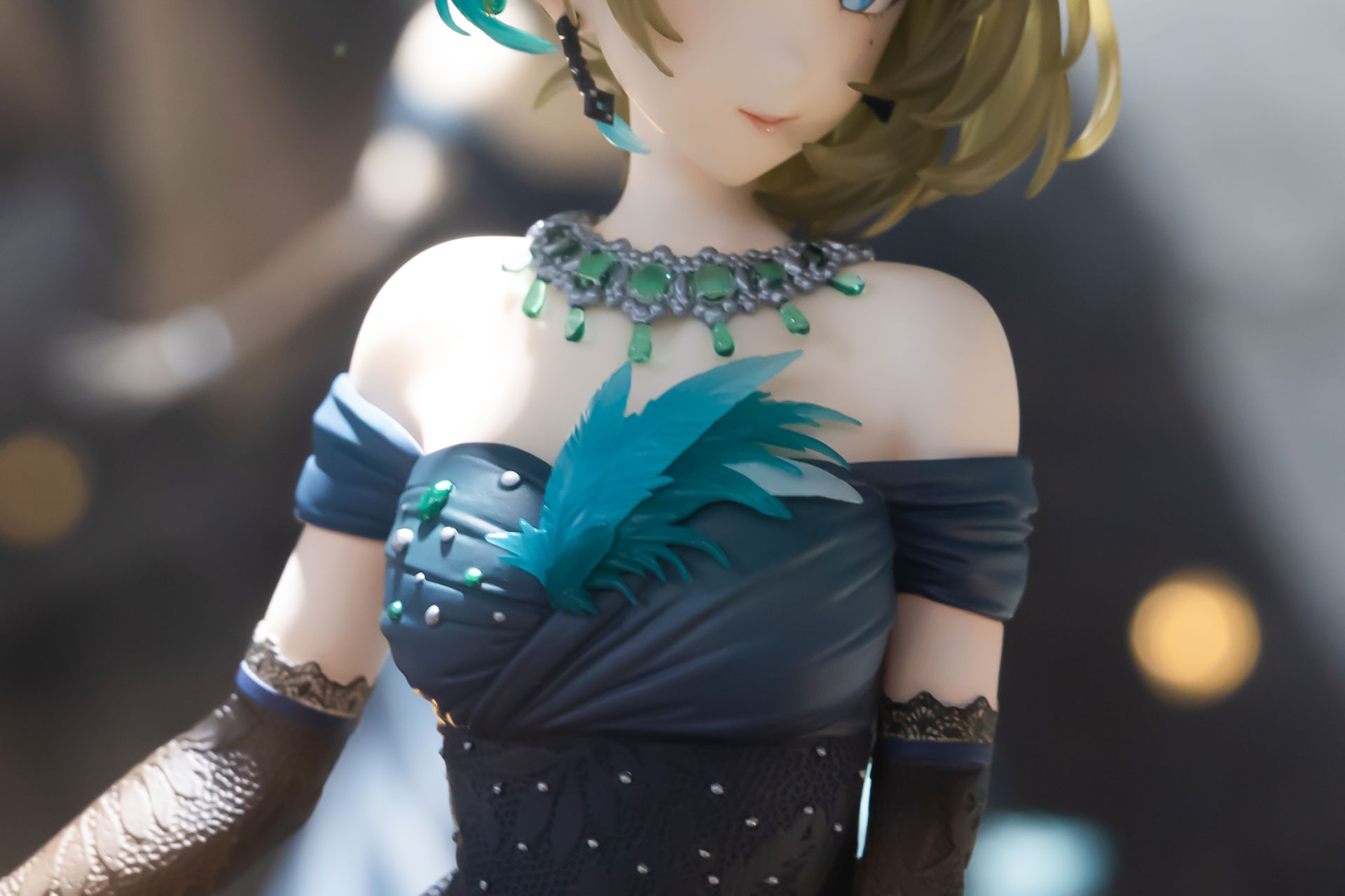 胸元には大きな羽飾りが付けられている