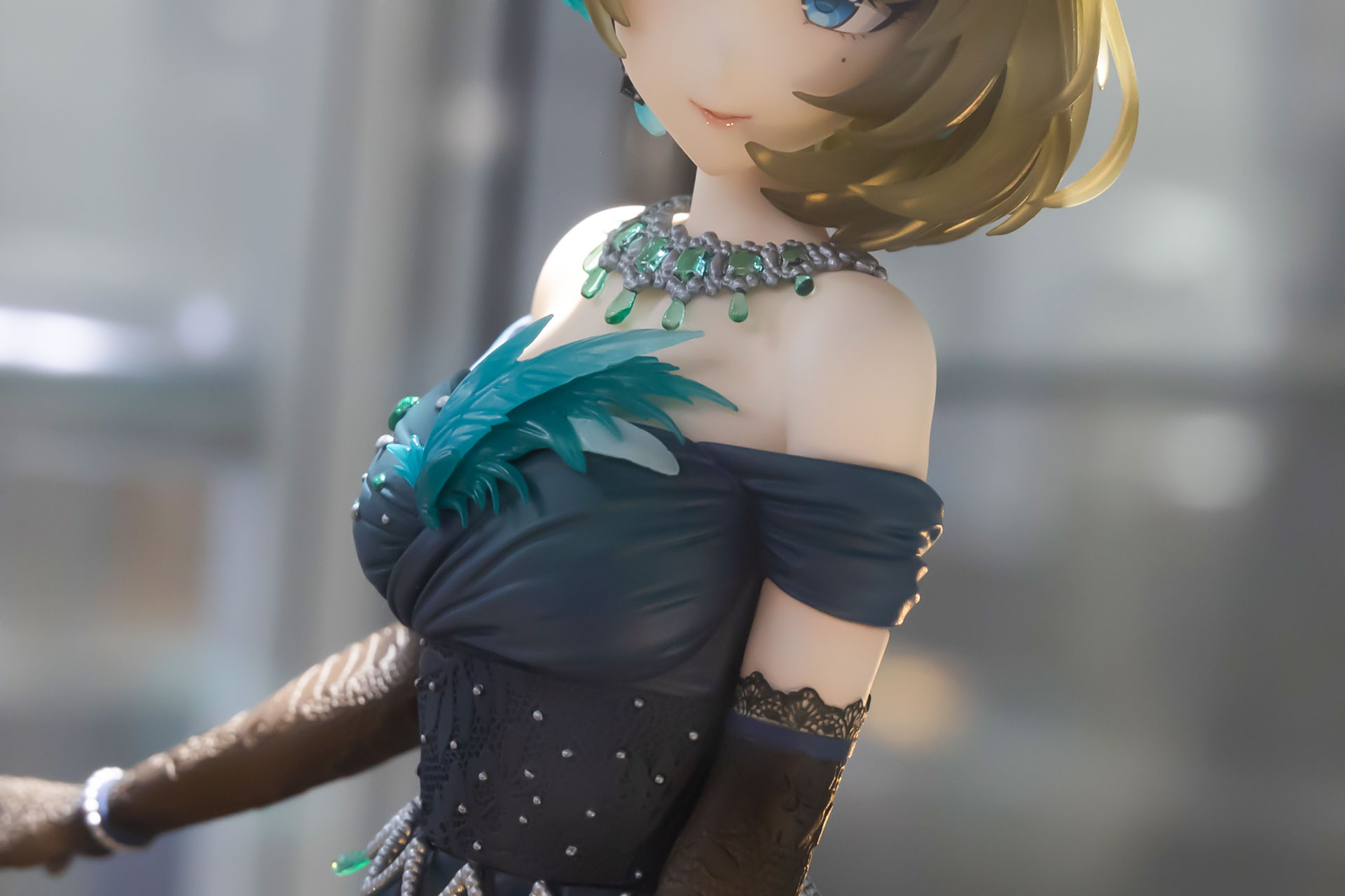 アクセサリー類も含めて、高級感溢れる衣装になっている