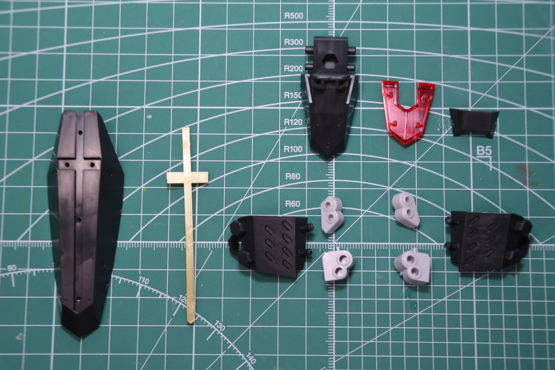 ヘッドパーツの組み立て。「ナイツ・シューペリア」の顔といえるパーツで十字架モチーフやヘッドライトなども造形されている