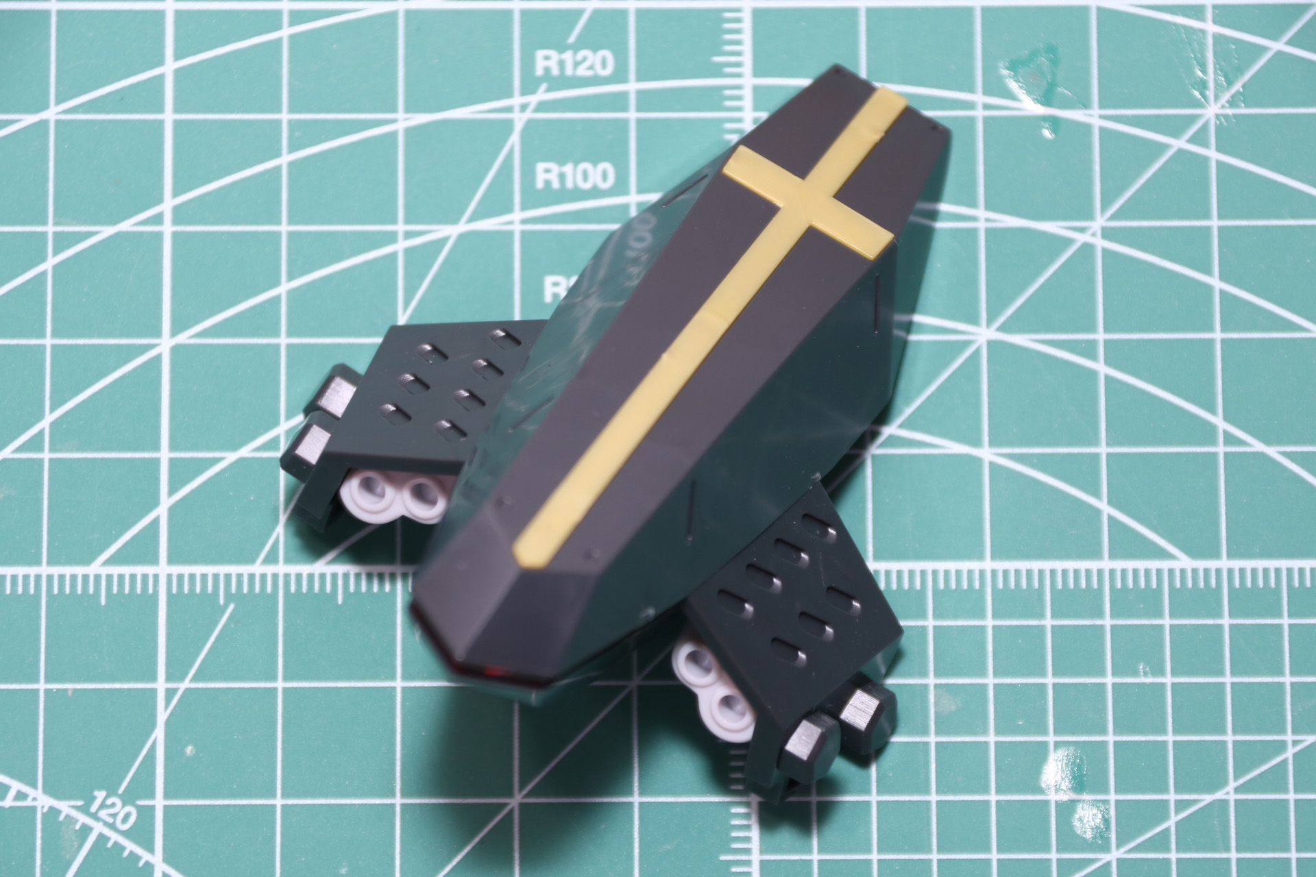 ヘッドパーツの組み立て。「ナイツ・シューペリア」の顔といえるパーツで十字架モチーフやヘッドライトなども造形されている