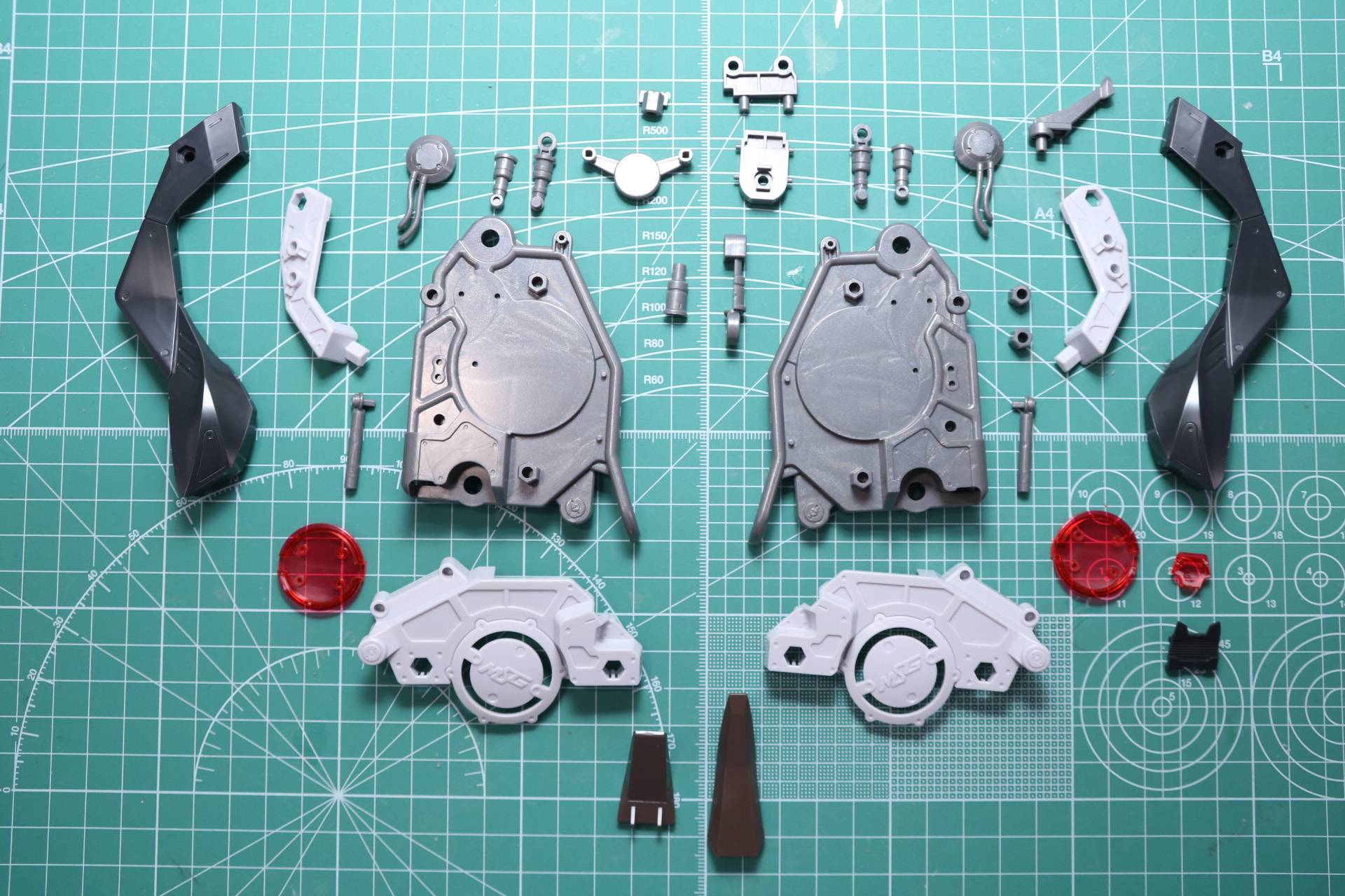 ボディ組み立て。基部となるパーツにシリンダーやフレーム、外装、シートを組み立てていく