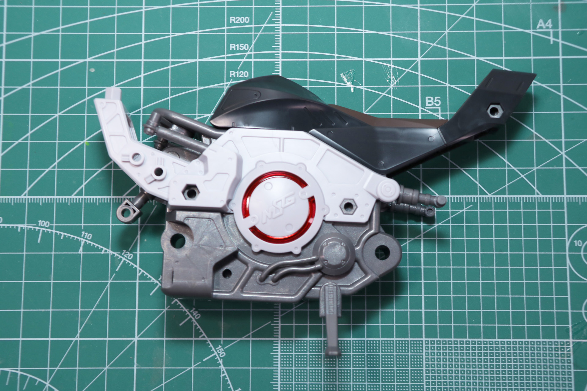 ボディ組み立て。基部となるパーツにシリンダーやフレーム、外装、シートを組み立てていく