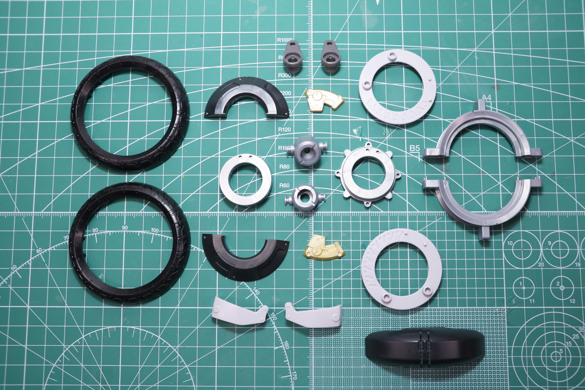 前輪組み立て。スポーク部分は重厚な造形で、ブレーキキャリバー、フェンダーまで造形されている