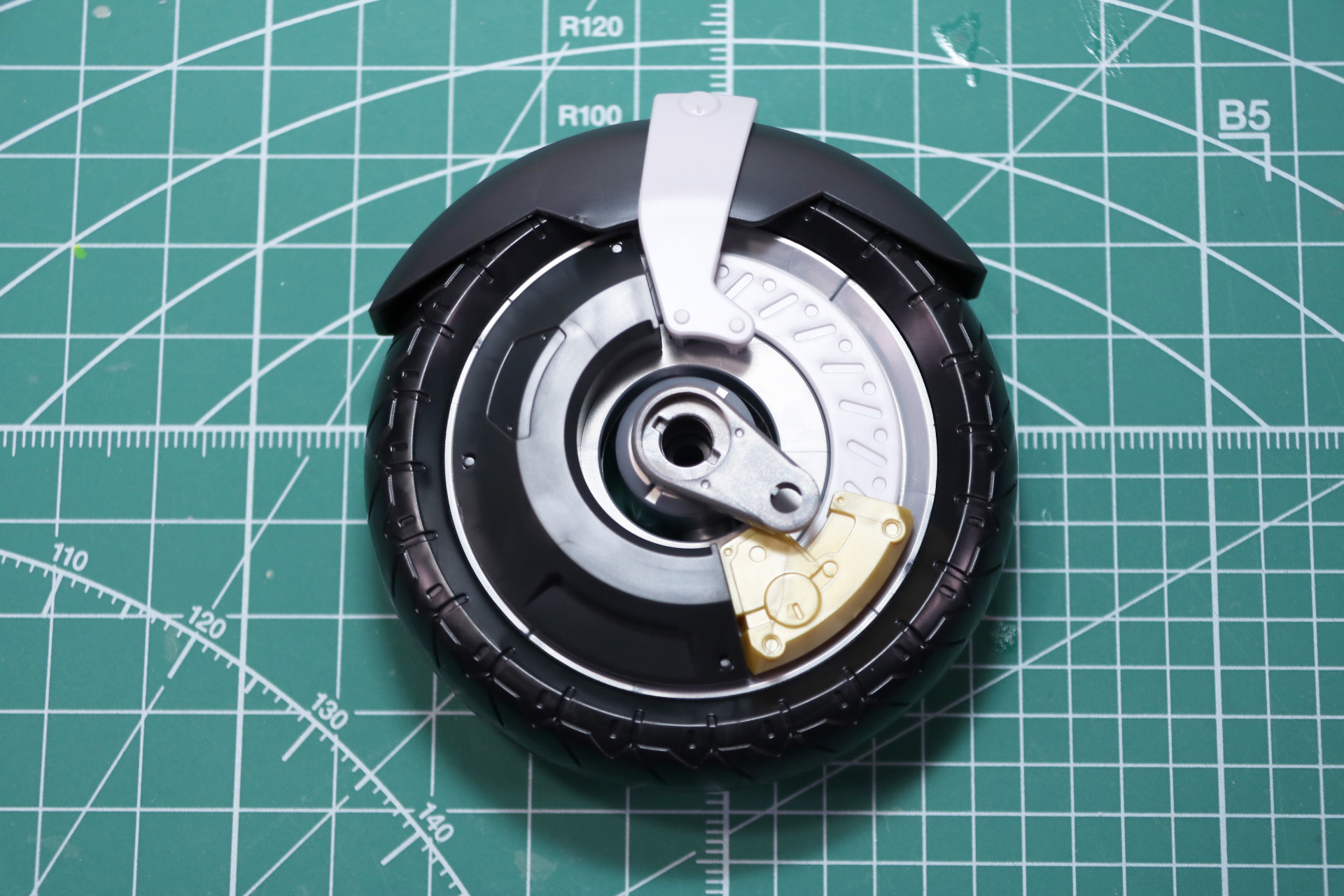 前輪組み立て。スポーク部分は重厚な造形で、ブレーキキャリバー、フェンダーまで造形されている