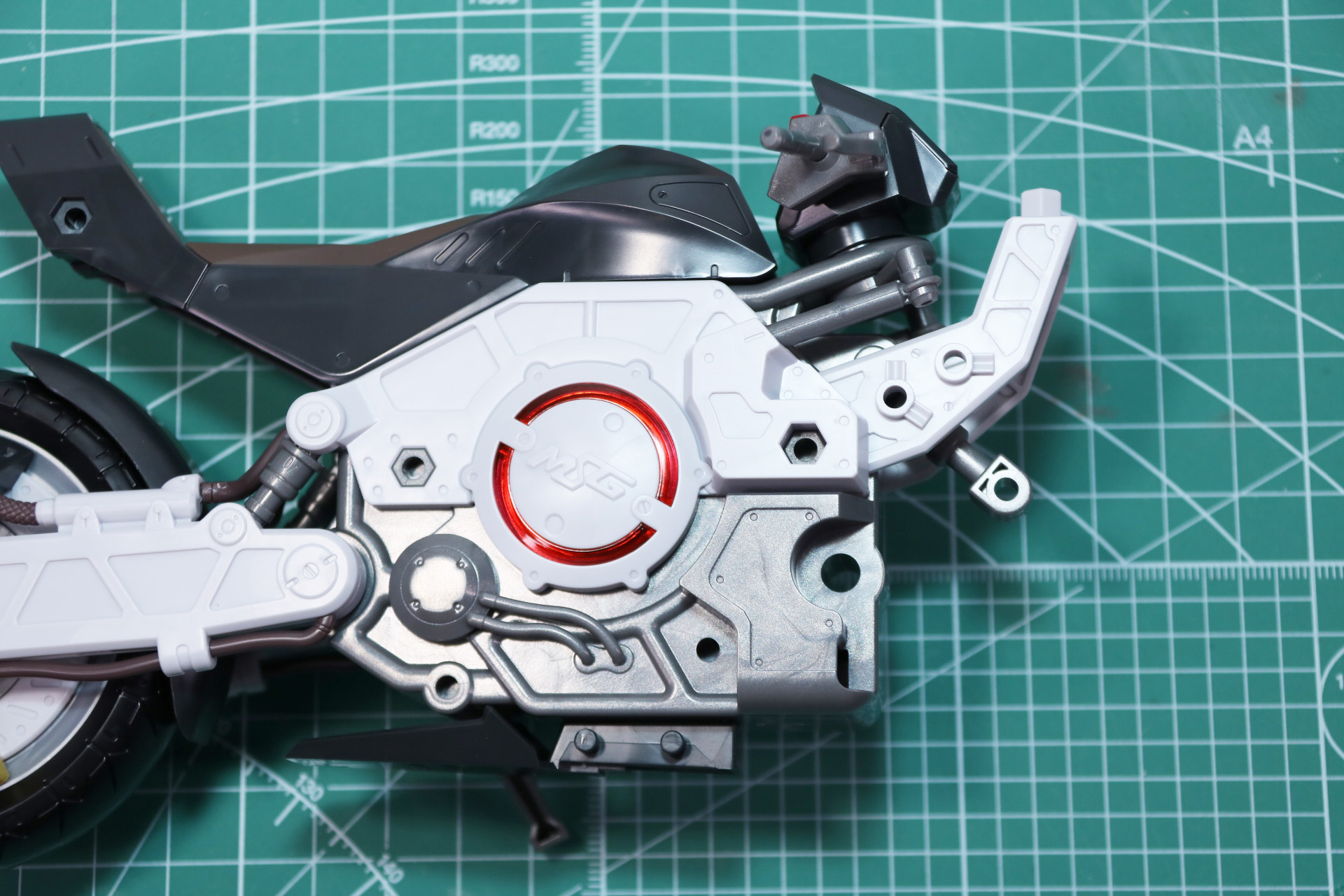 ハンドルと外装をボディに取り付け