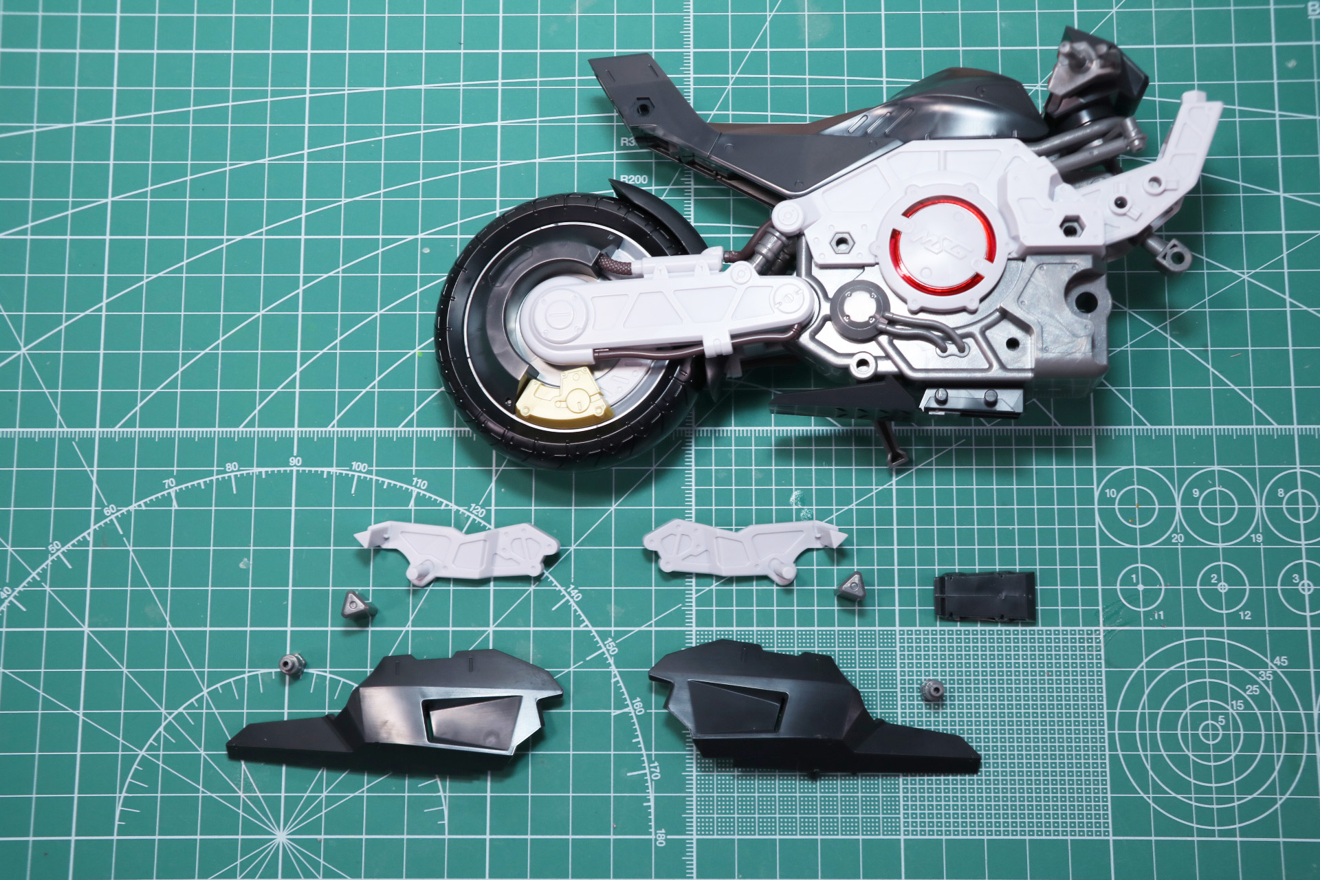 下部のカウルとステップを取り付け