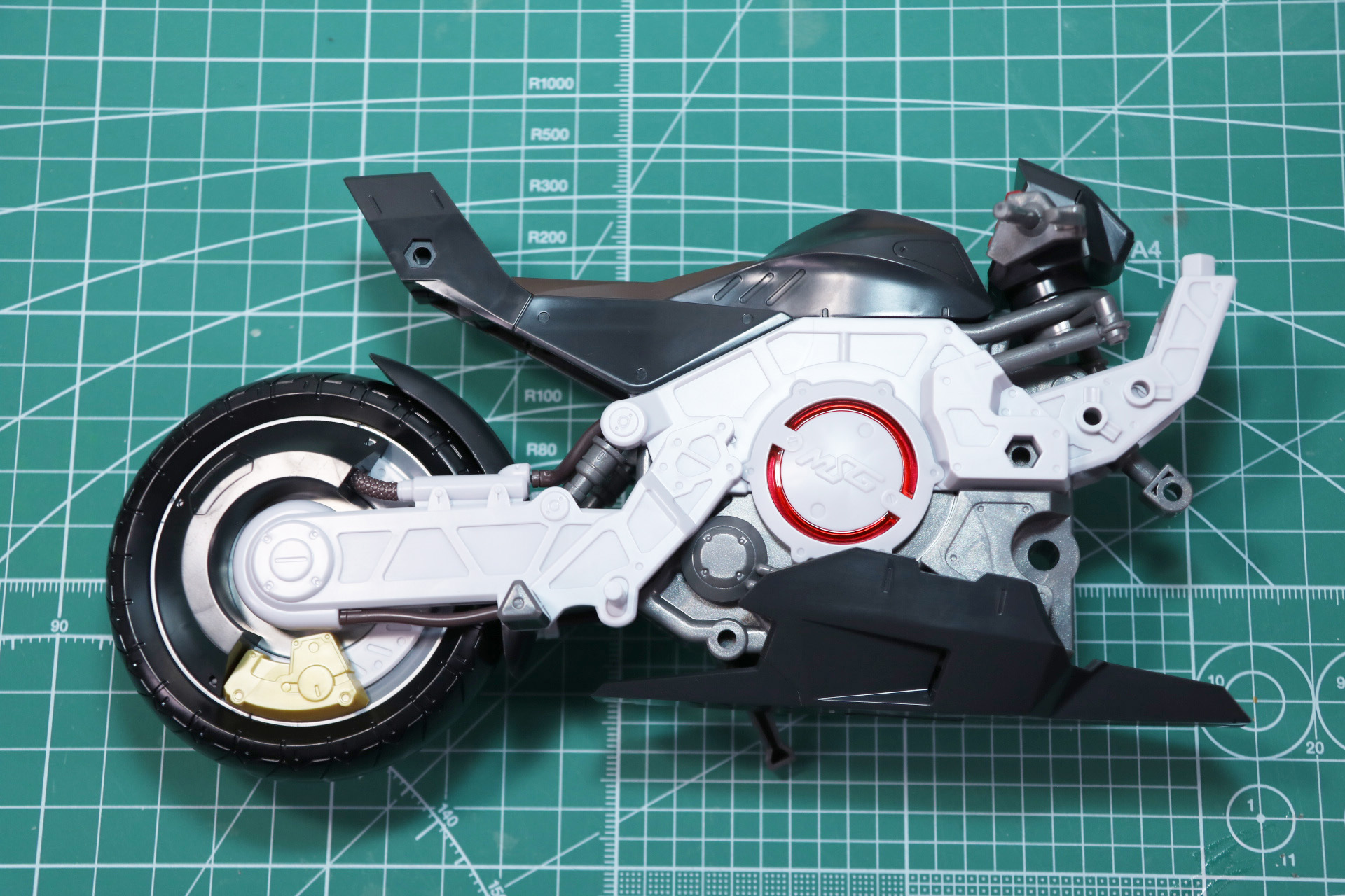 下部のカウルとステップを取り付け