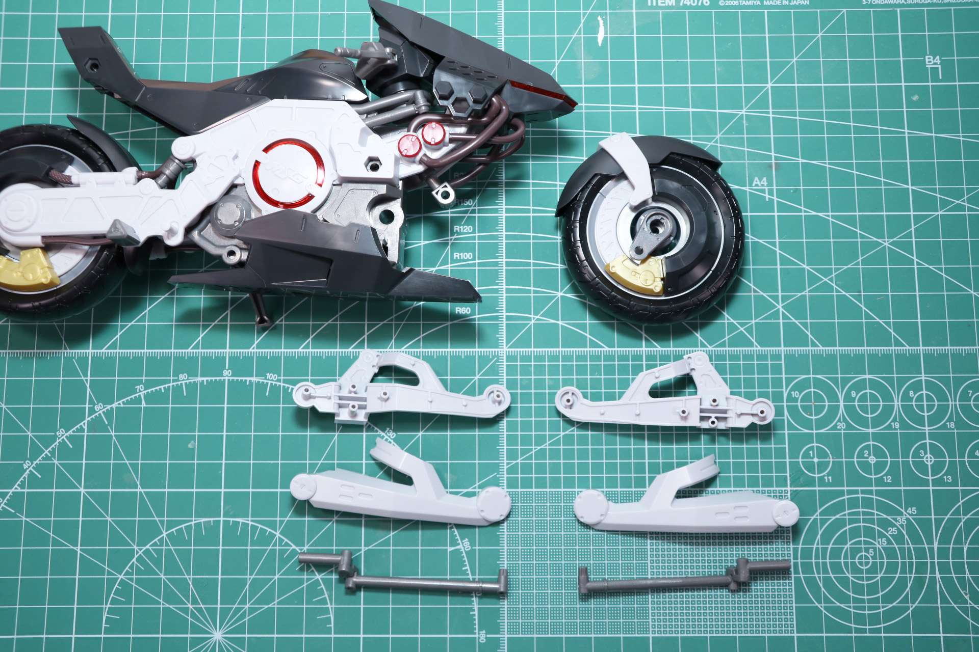 前輪とボディを接続。フロントフォークで接続。シリンダーパーツの位置に気を付けて組み立て