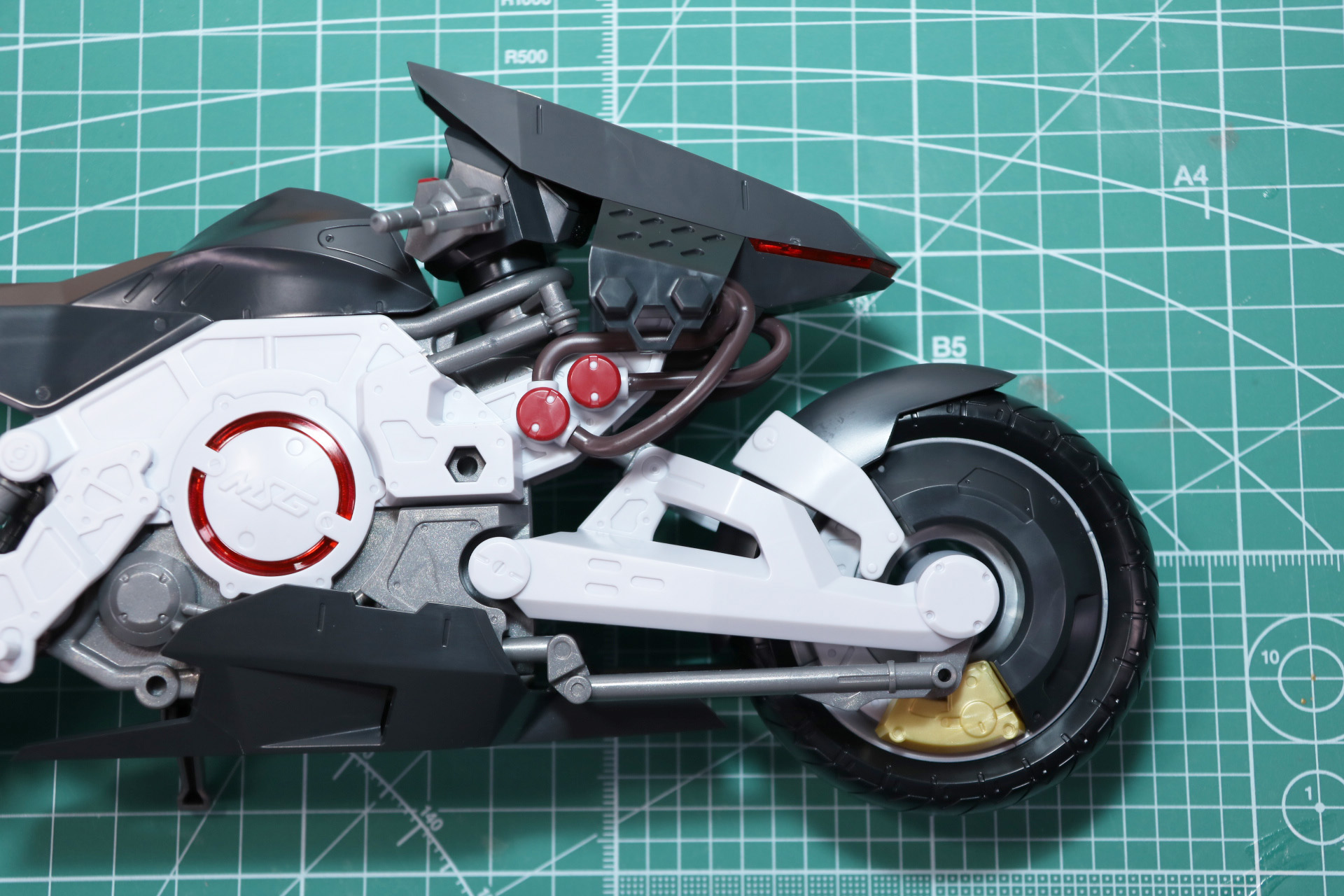 前輪とボディを接続。フロントフォークで接続。シリンダーパーツの位置に気を付けて組み立て