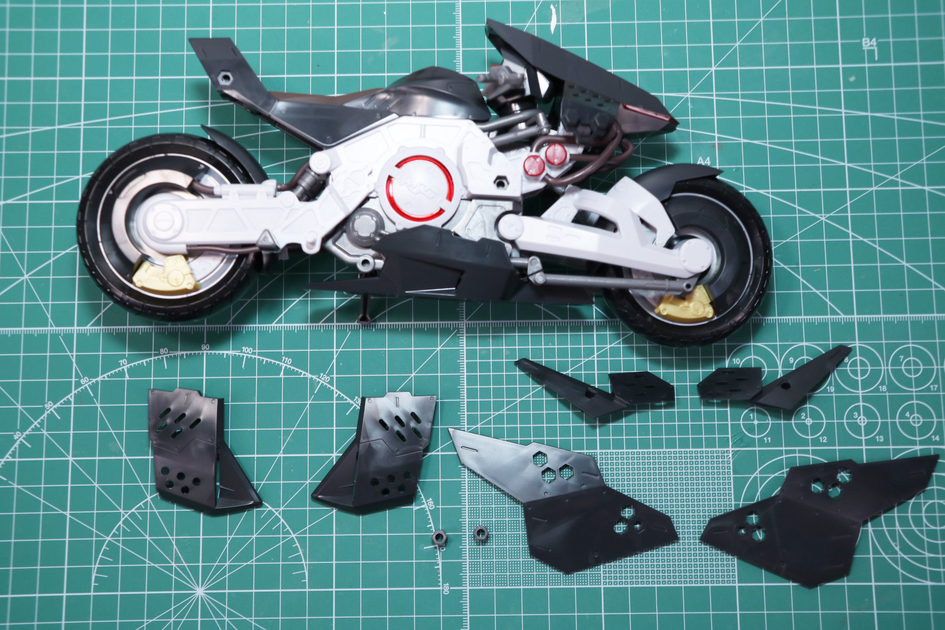 前部、後部のカウルを追加