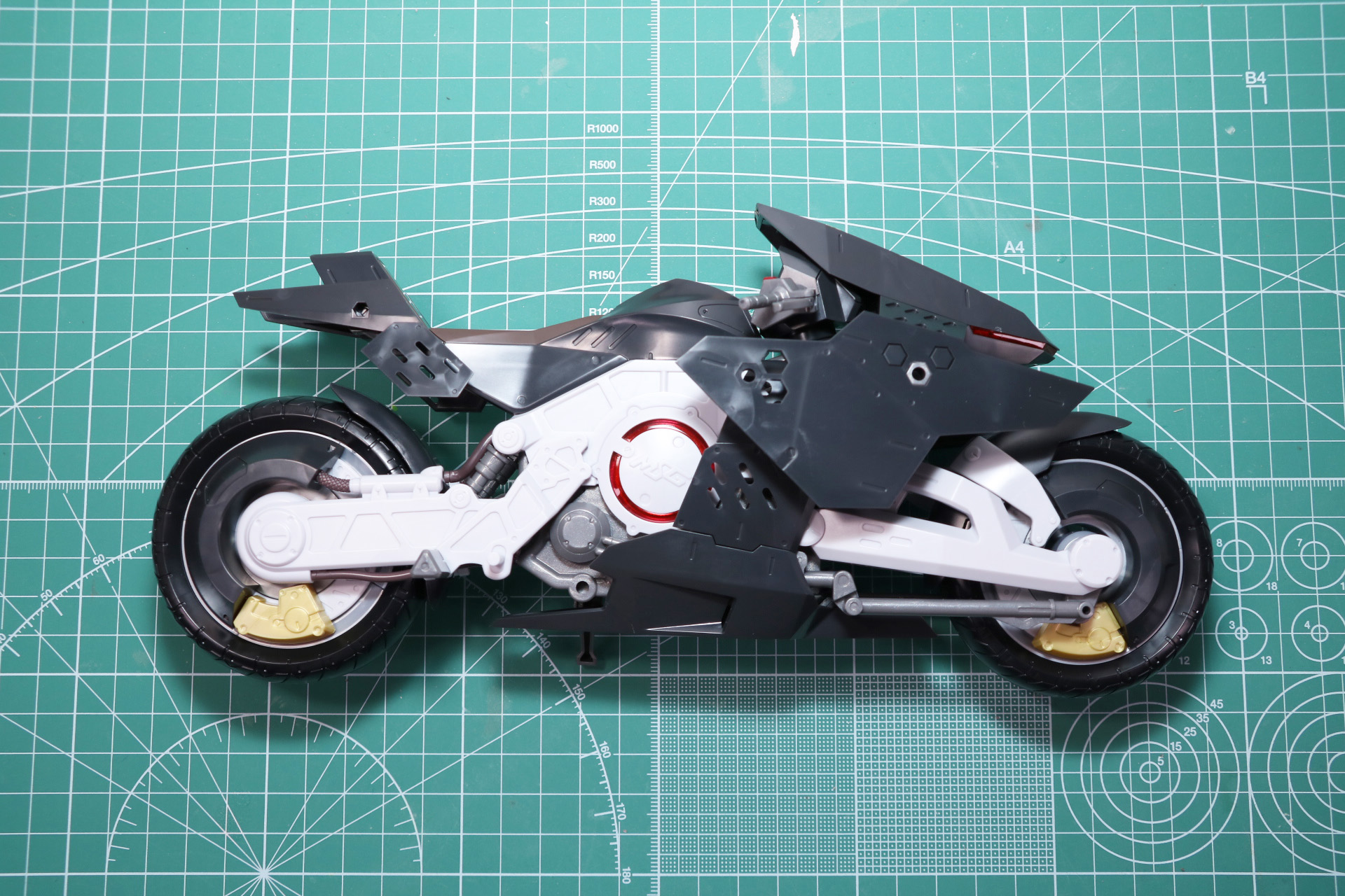 前部、後部のカウルを追加