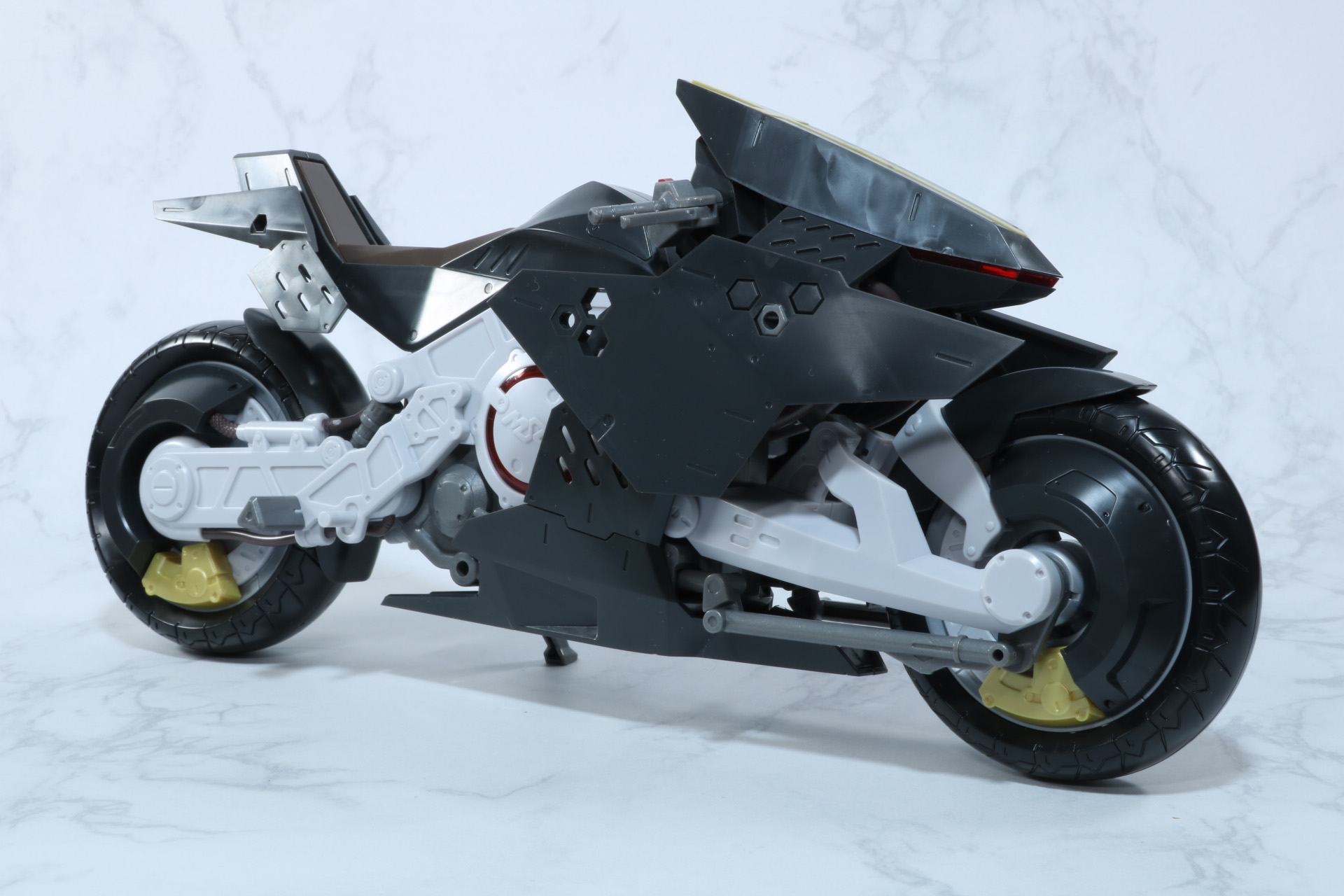 正面から見るとスマートな印象