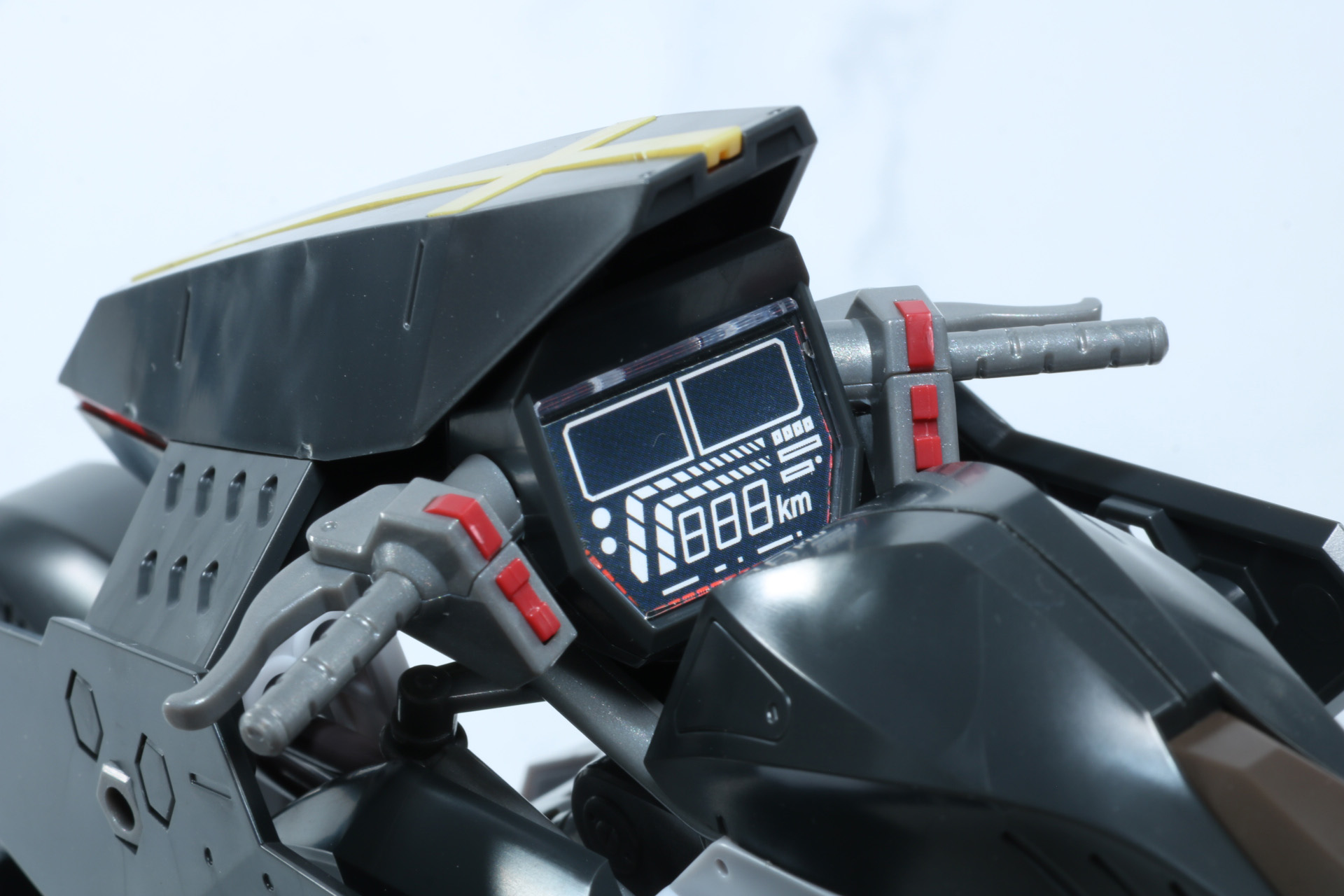 ハンドルは大きめのデジタルモニタが中央を飾る