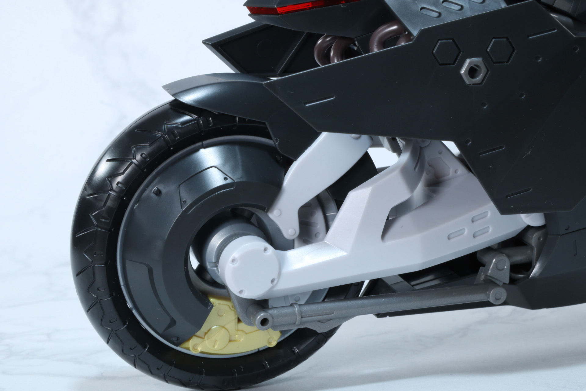 前輪。ブレーキディスクやブレーキキャリバーの造形も確認できる