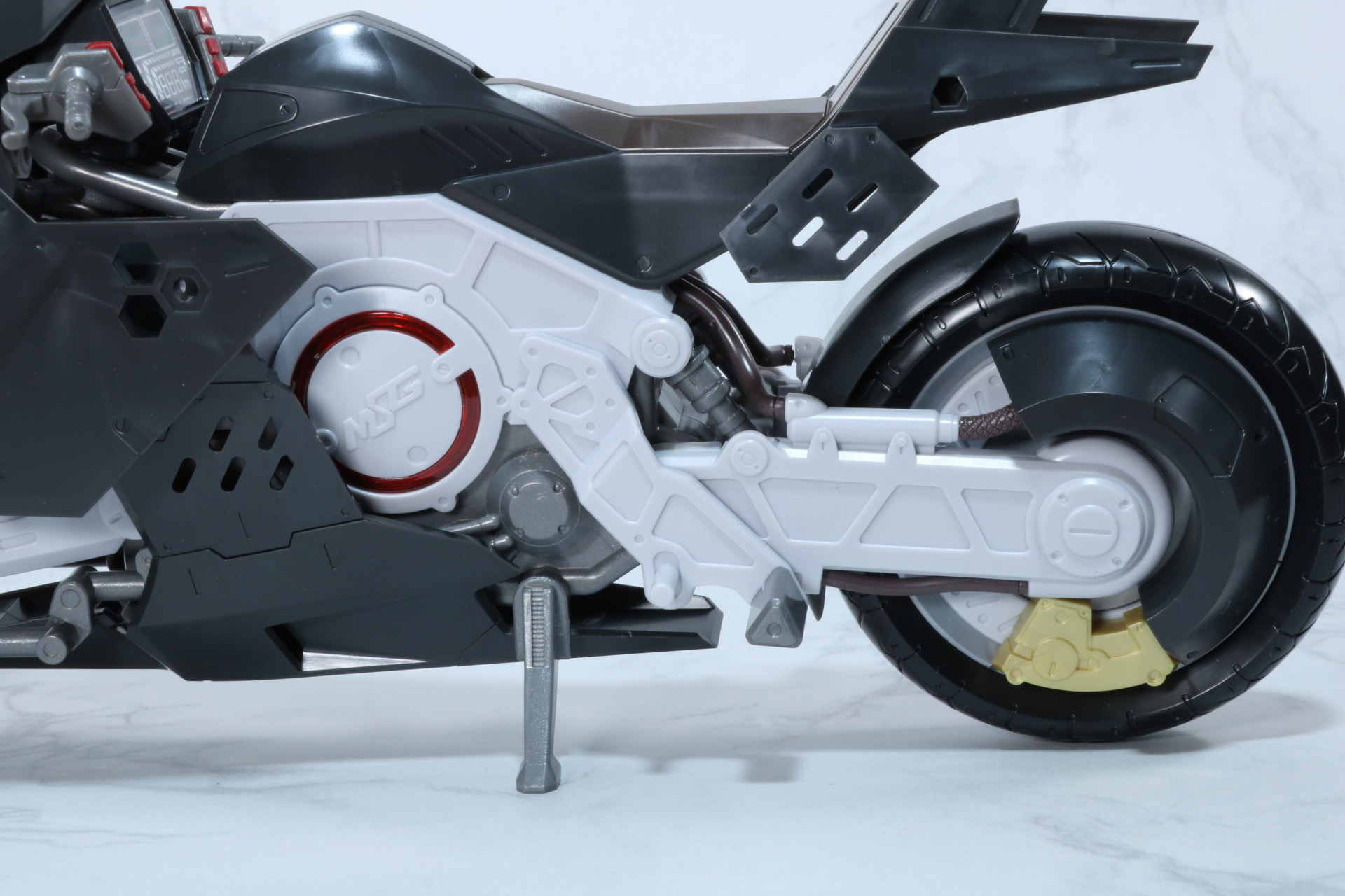 ボディから後輪にかけてむき出しになったフレームとパイプ、シリンダー造形が光る