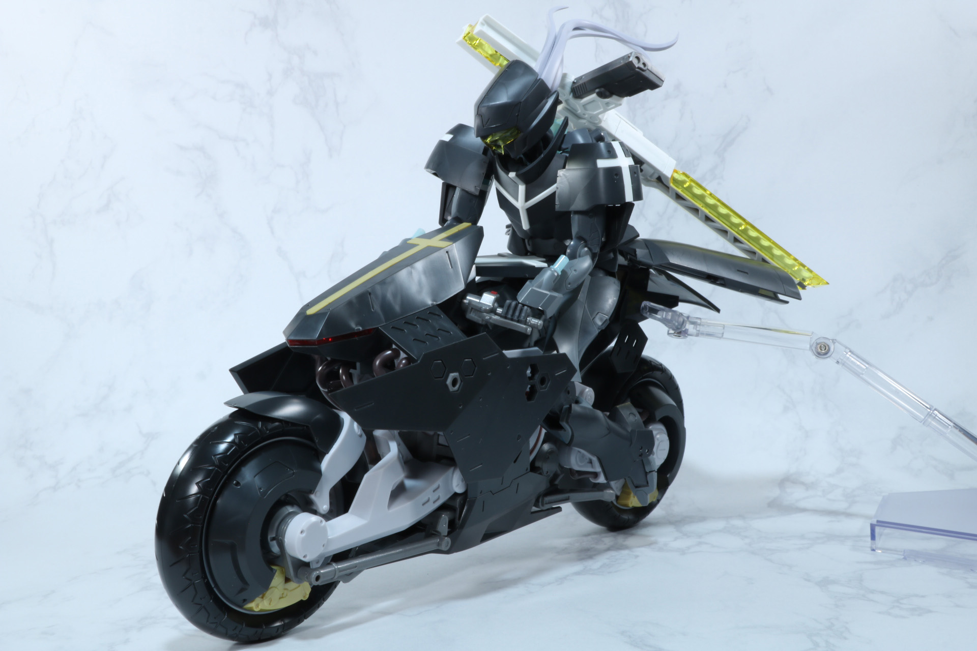 「ニューフライングベース」で後部から車体を支えれば、疾走するライディングスタイルができる