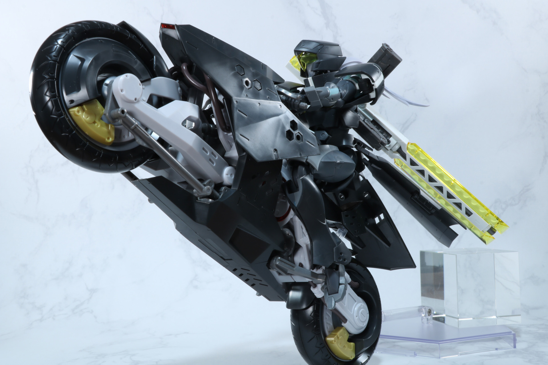 大きく前輪を上げたディスプレイも可能